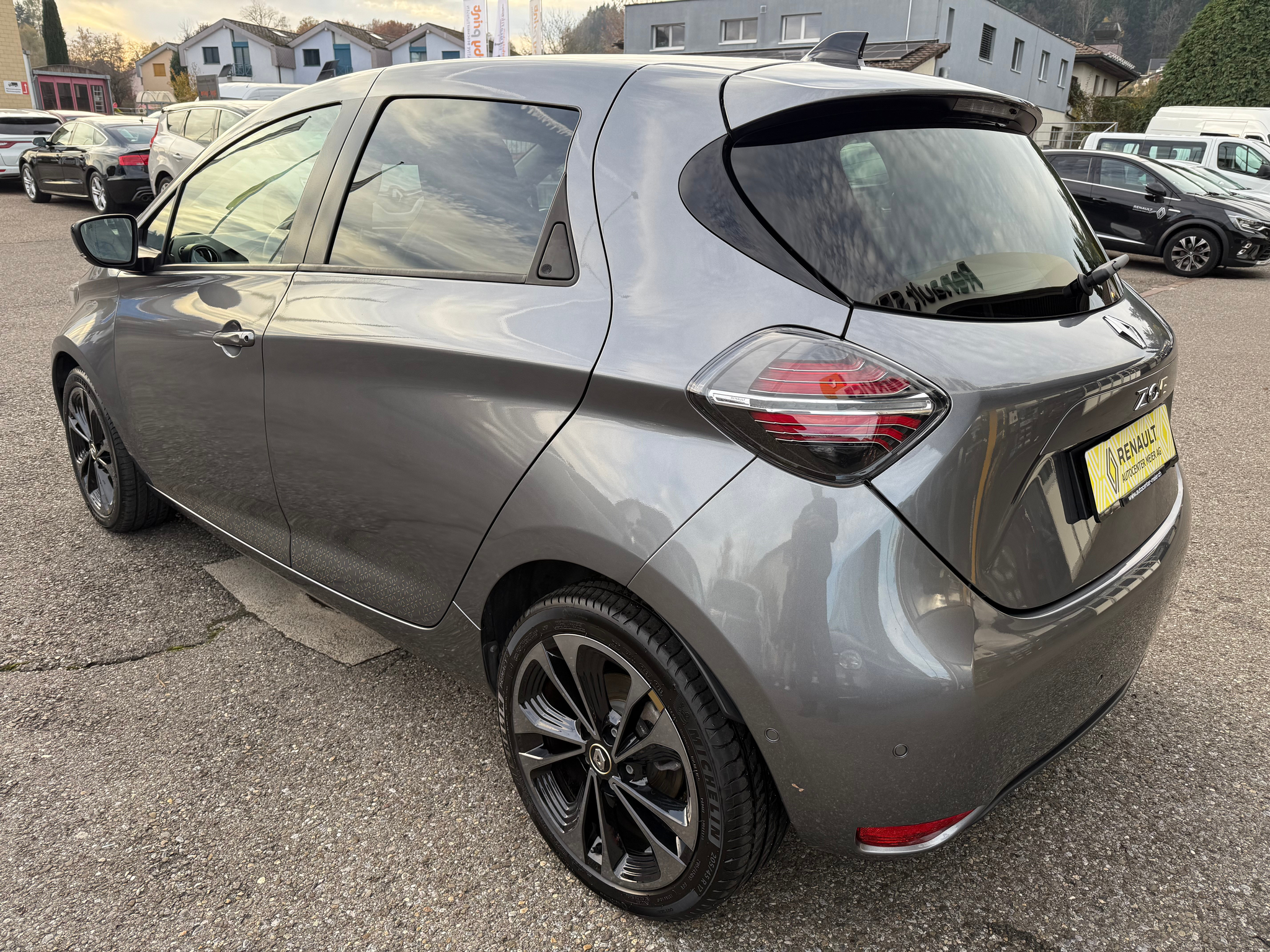 listing desktop thumbnail image 3