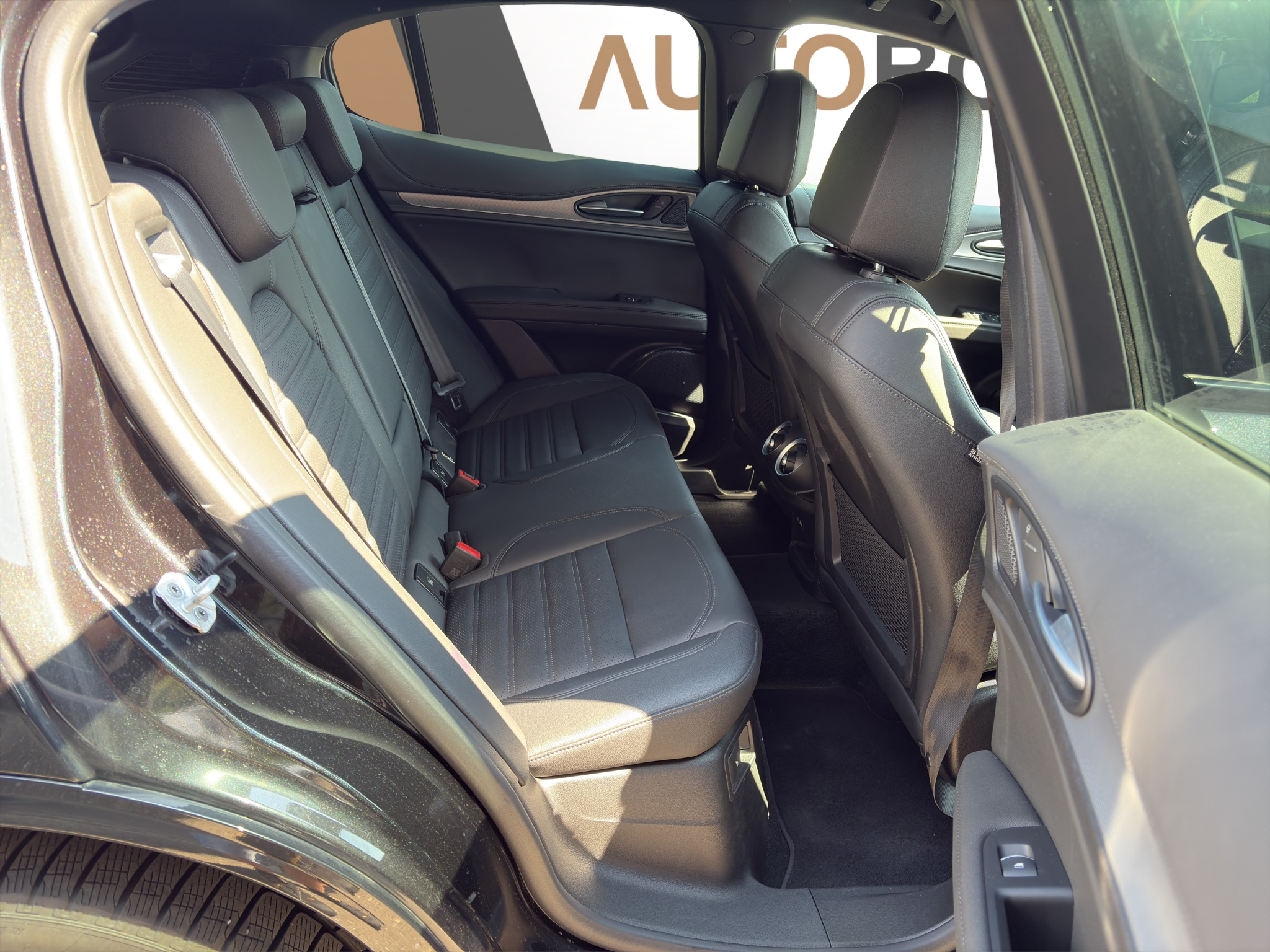 listing desktop thumbnail image 12