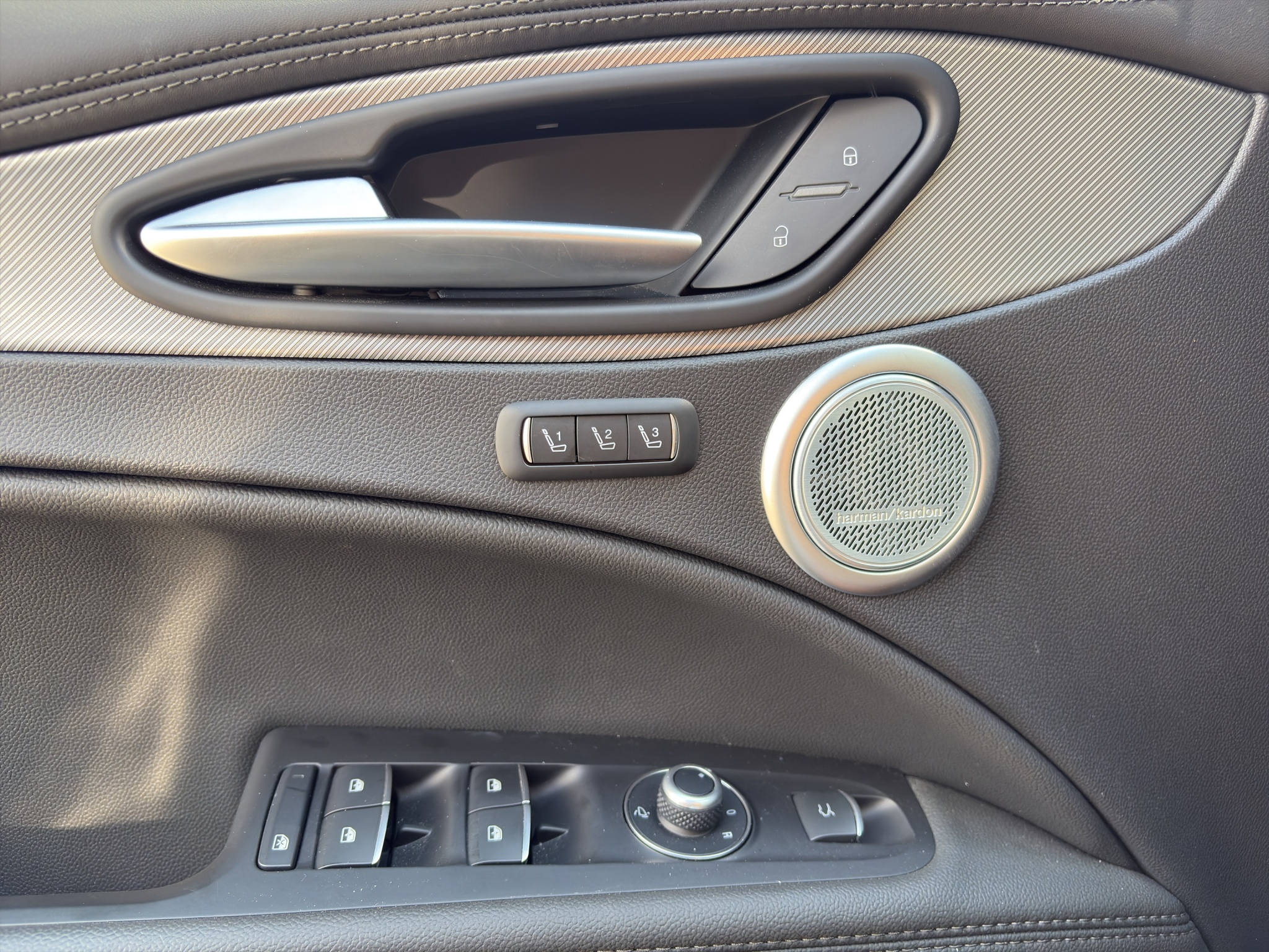 listing desktop thumbnail image 25