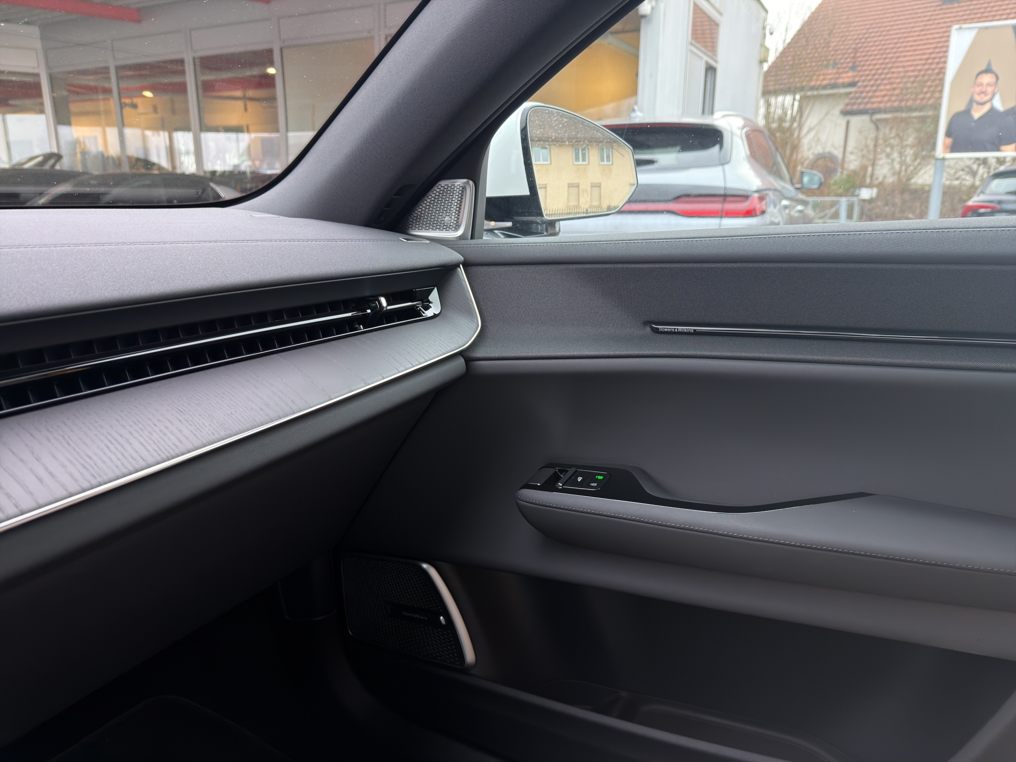 listing desktop thumbnail image 27