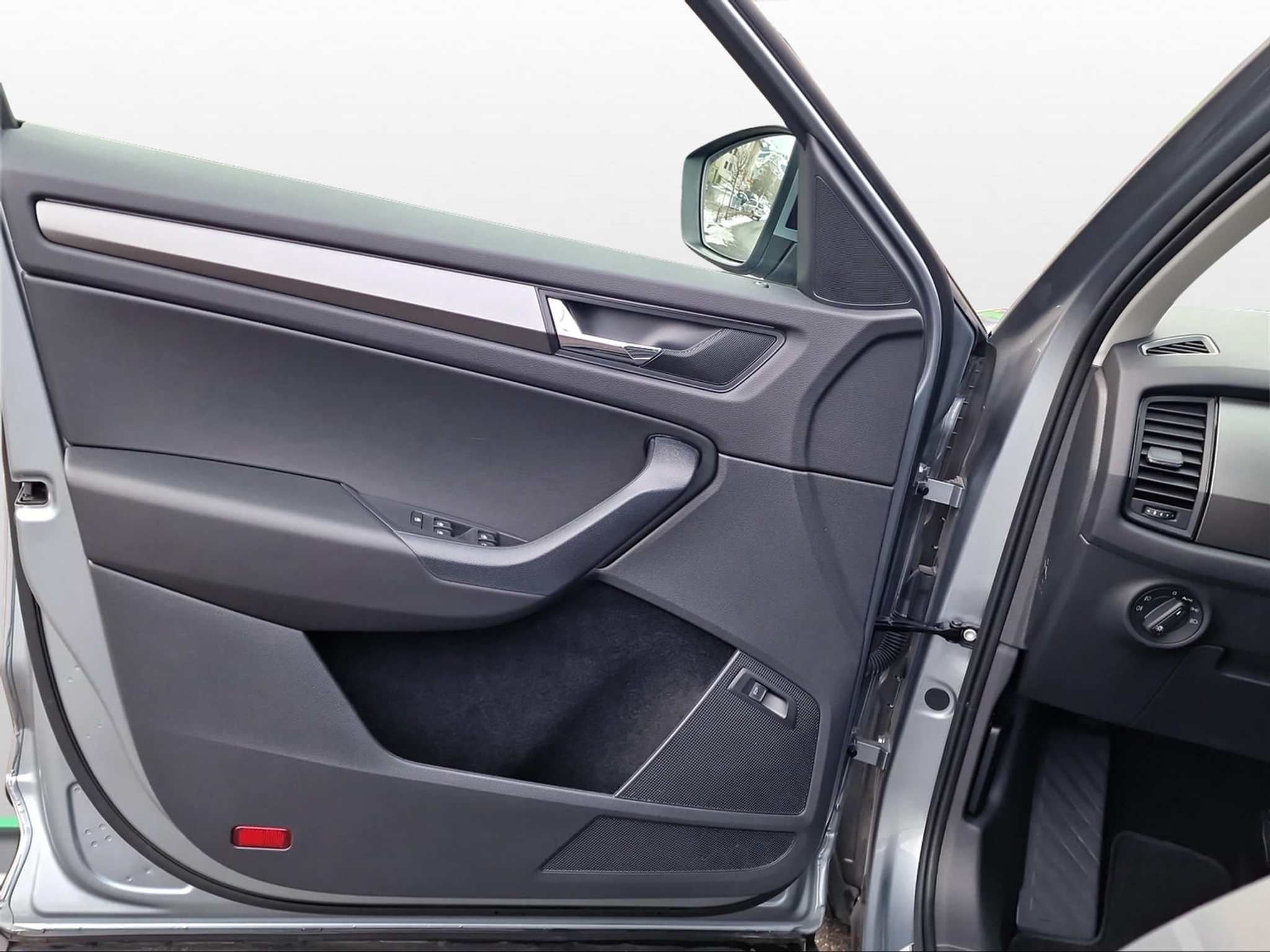 listing desktop thumbnail image 9