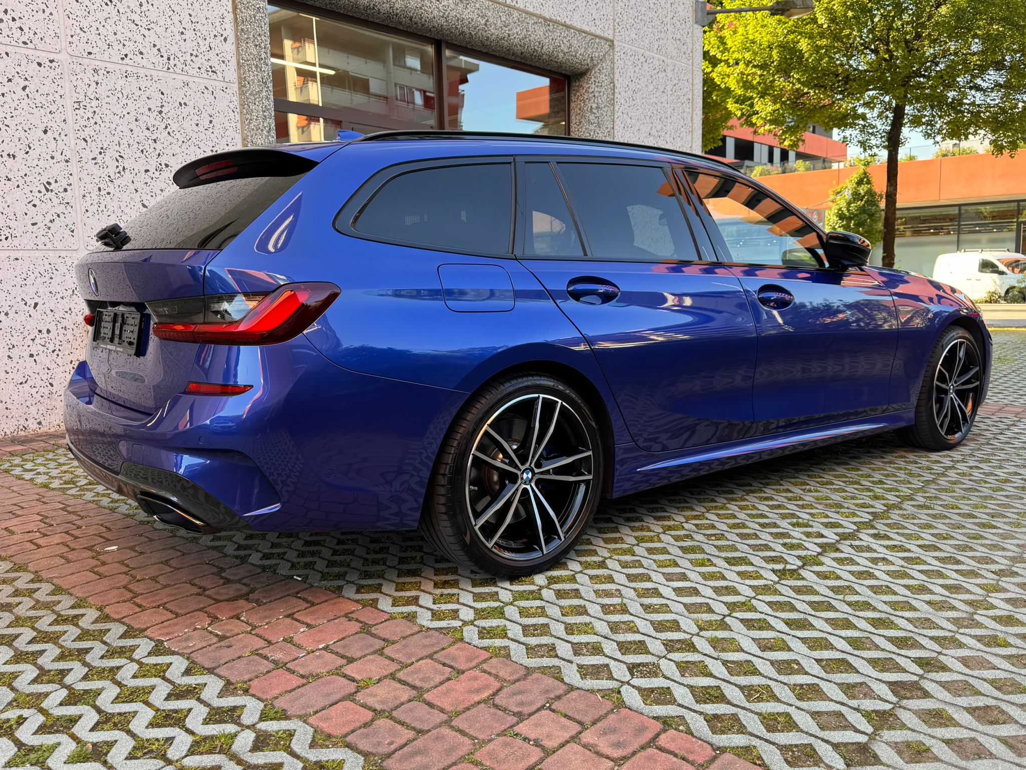 listing desktop thumbnail image 3