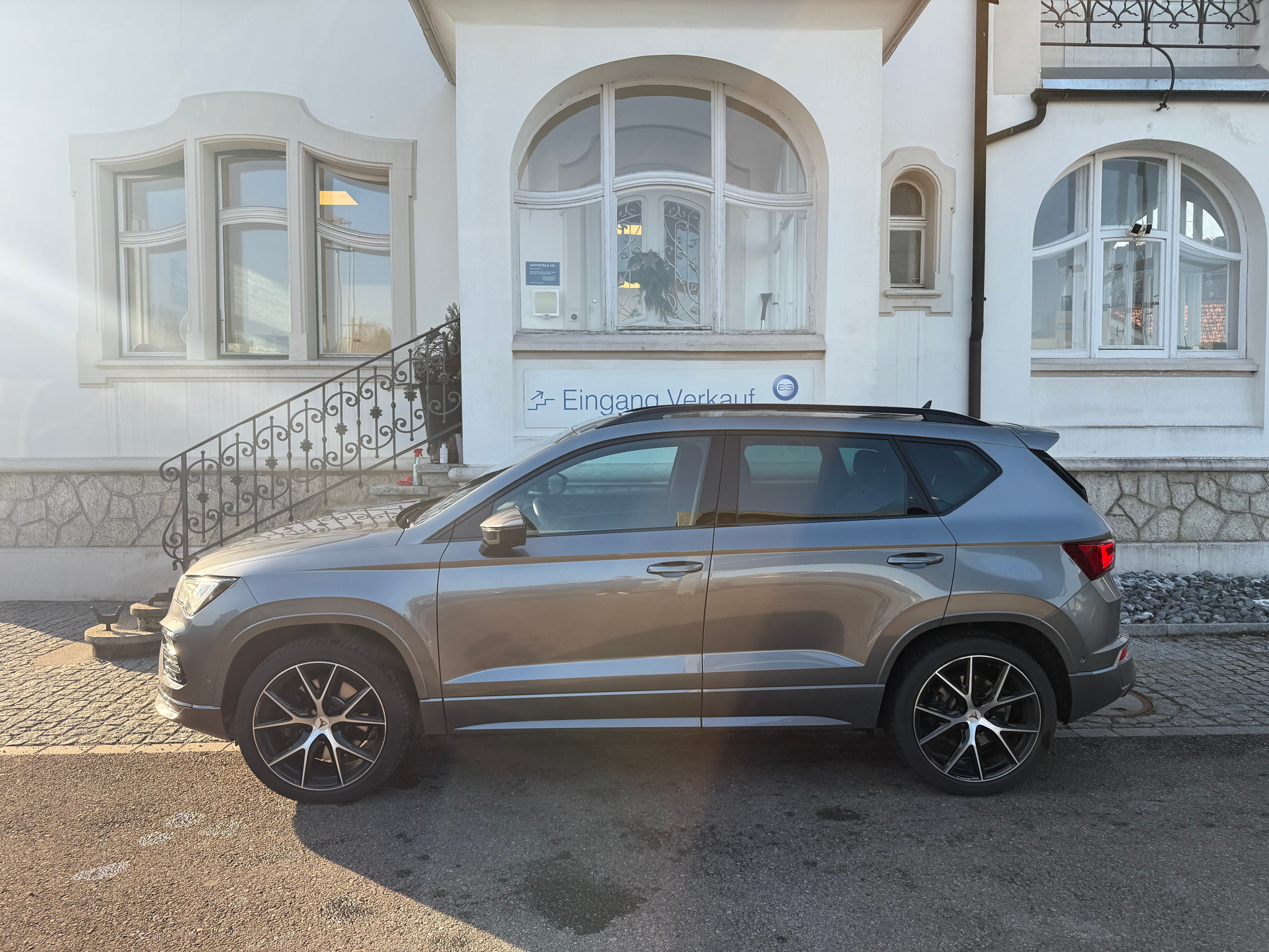 listing desktop thumbnail image 1