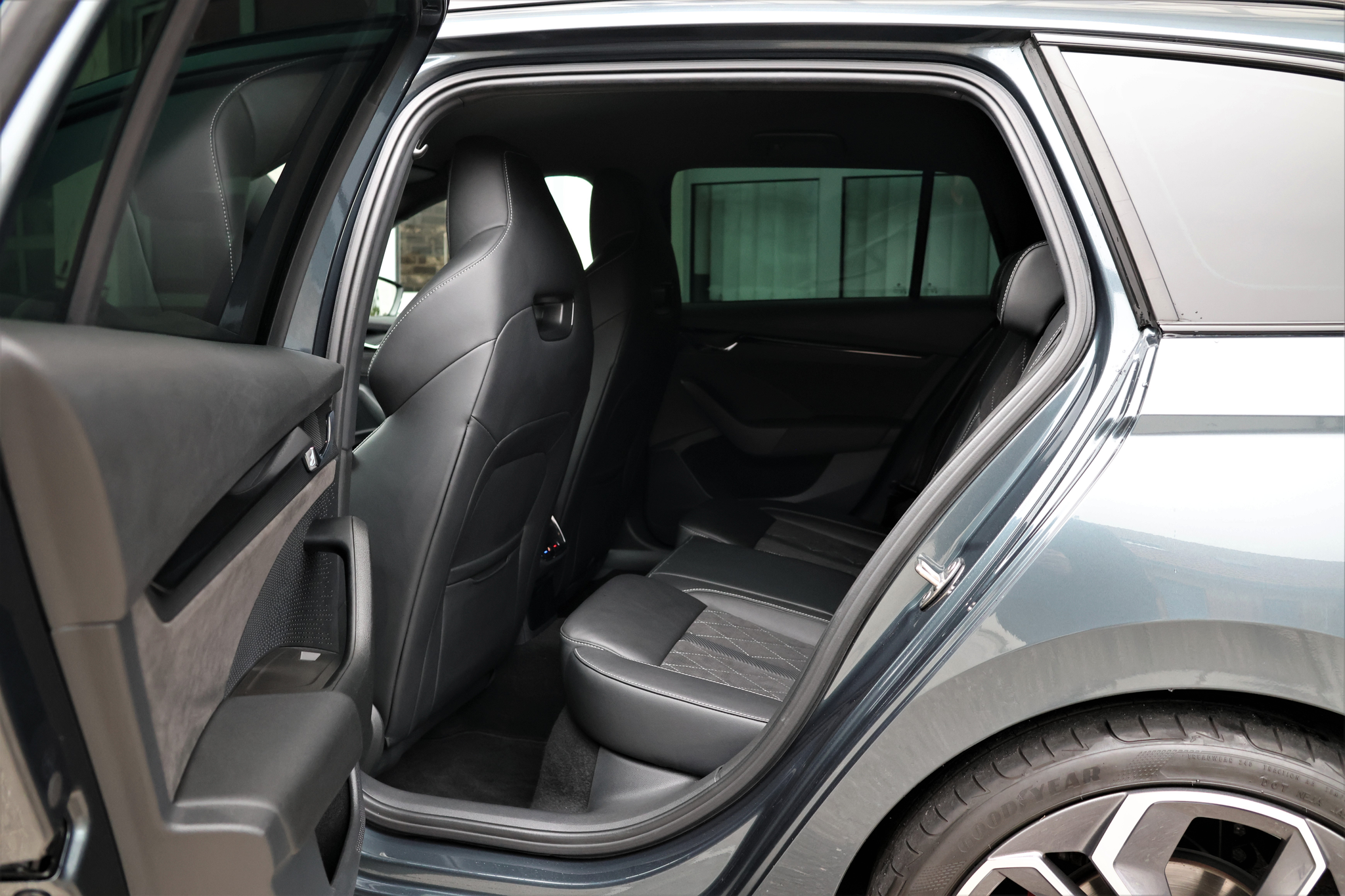 listing desktop thumbnail image 11