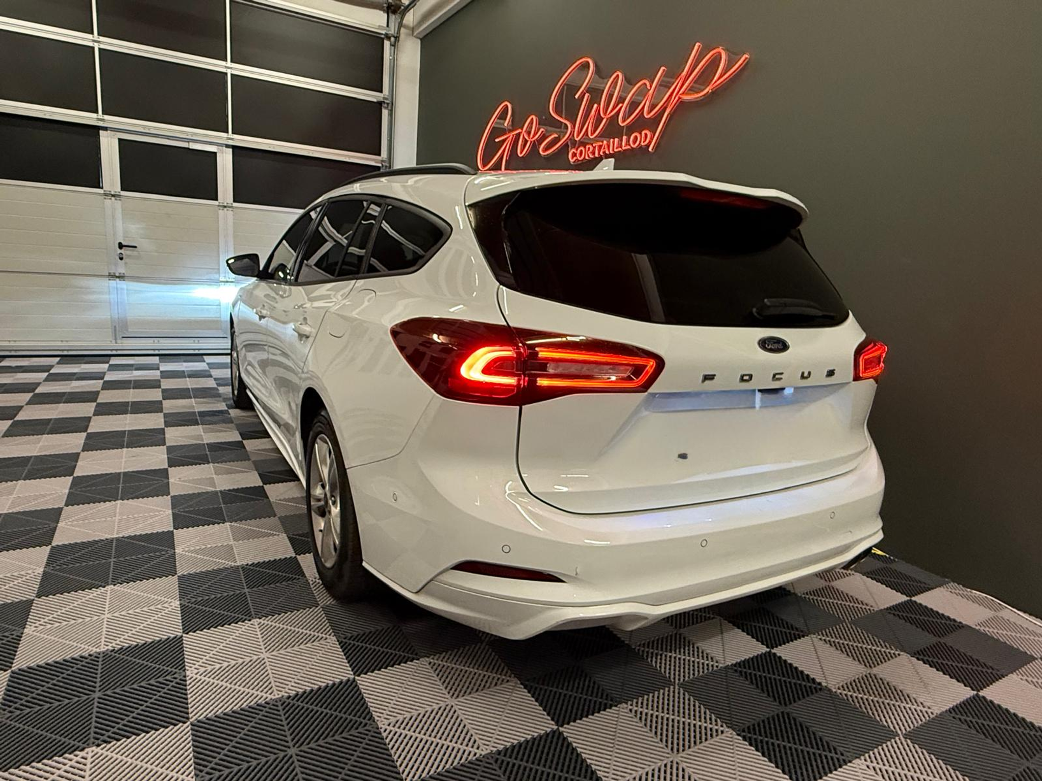 listing desktop thumbnail image 3