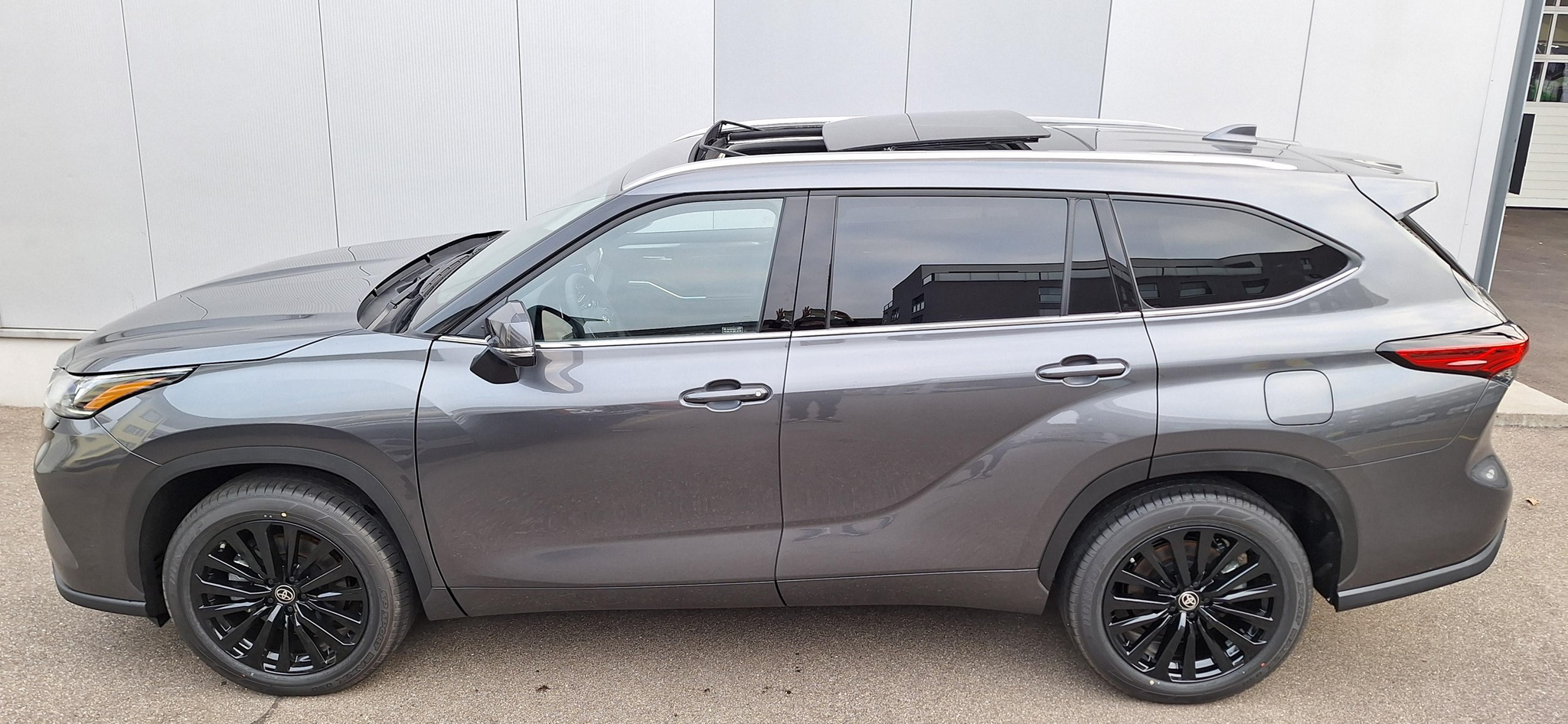 listing desktop thumbnail image 1