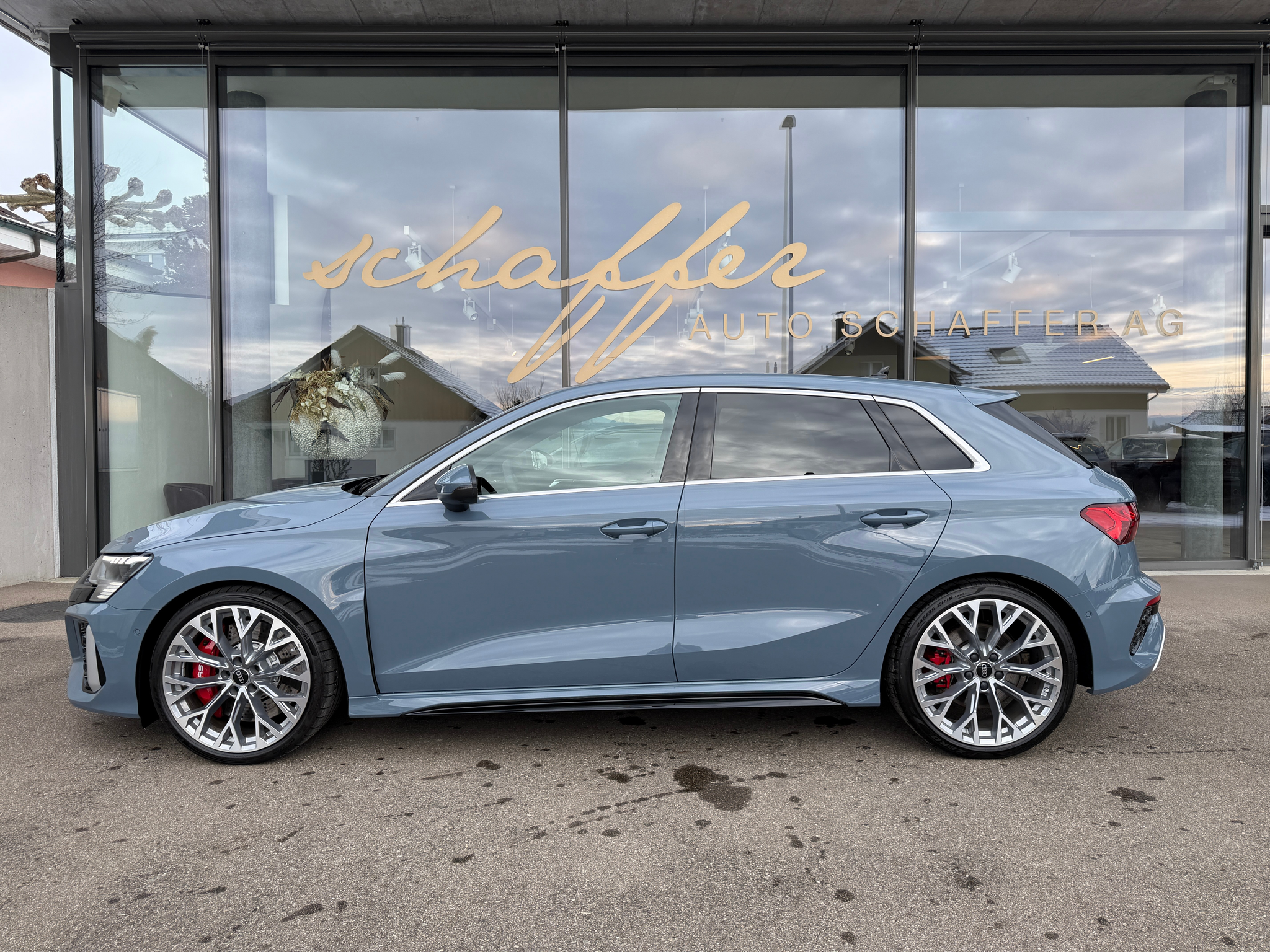 listing desktop thumbnail image 3