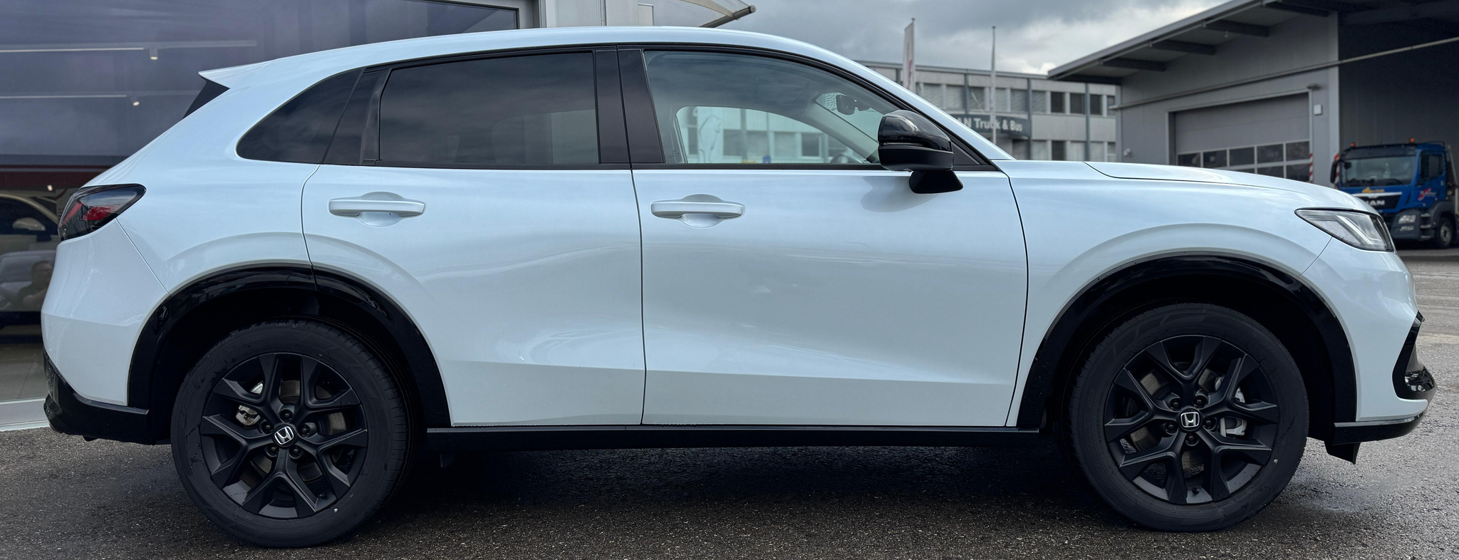 listing desktop thumbnail image 4