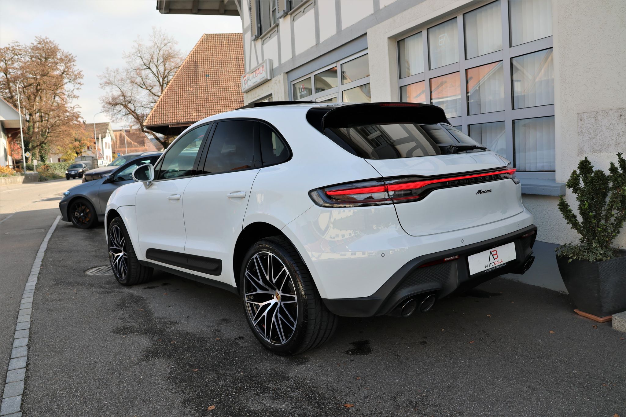 listing desktop thumbnail image 5