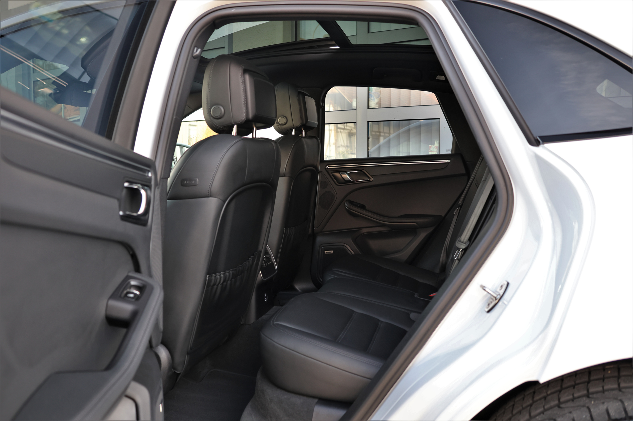 listing desktop thumbnail image 11