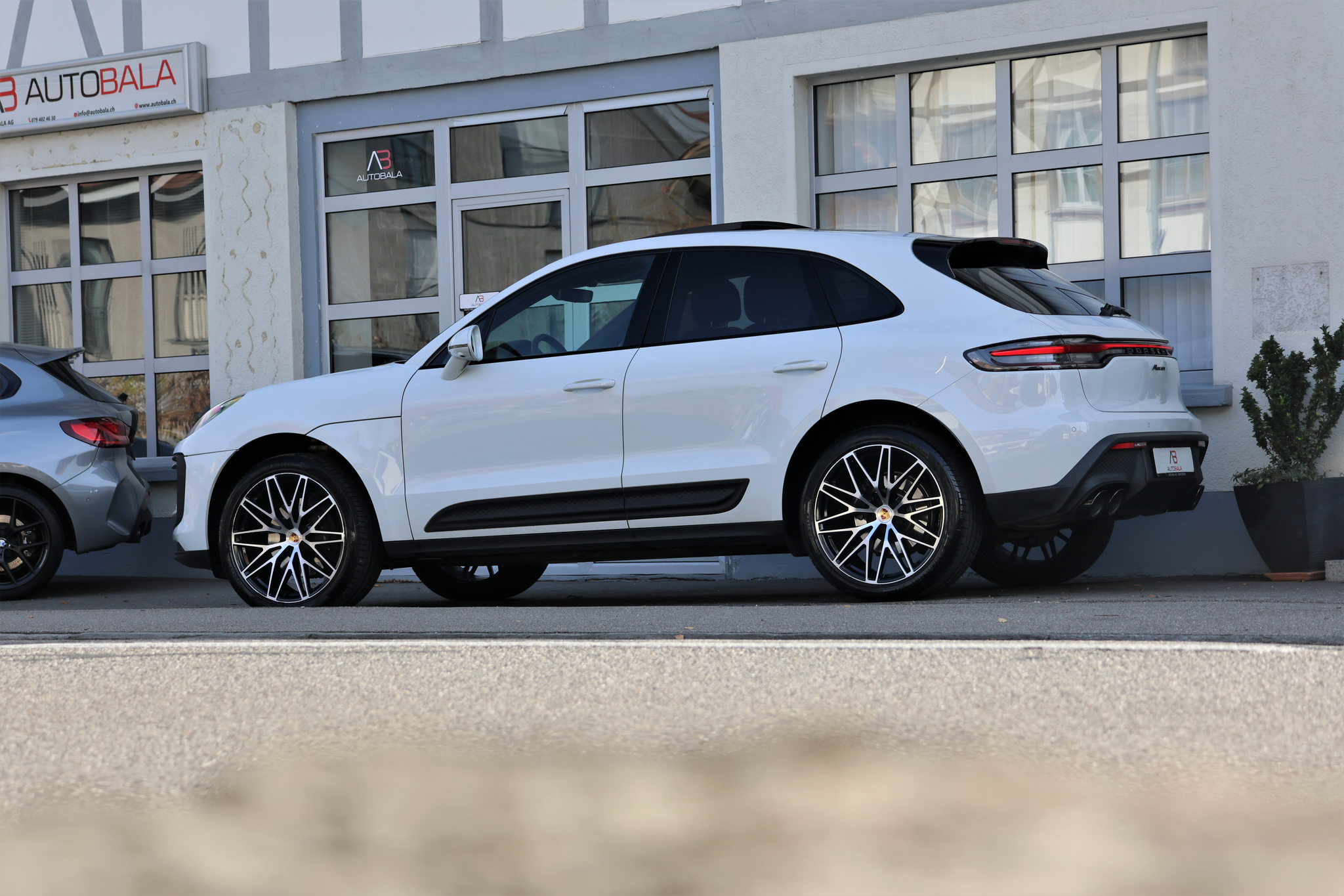 listing desktop thumbnail image 3