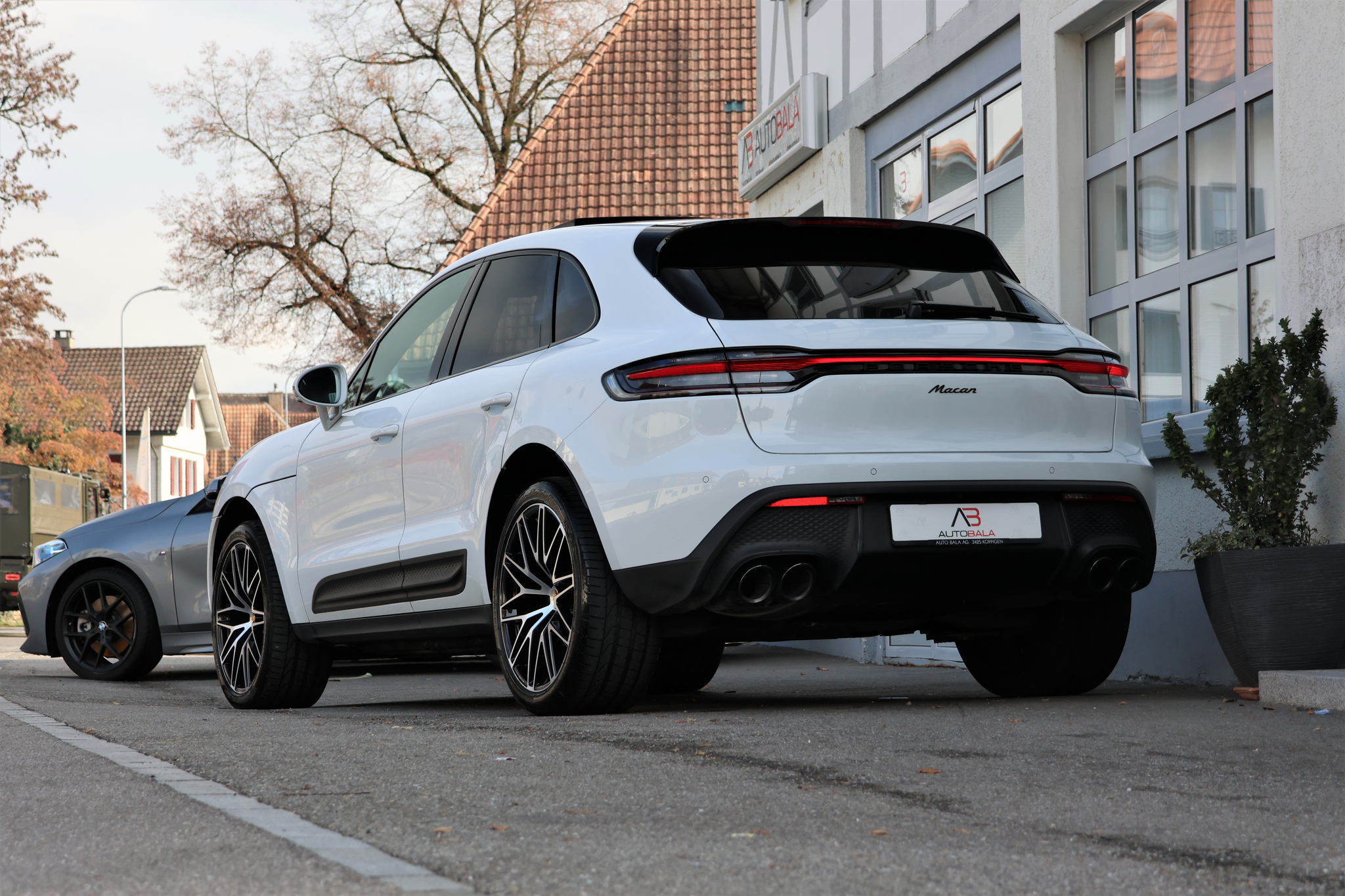 listing desktop thumbnail image 2