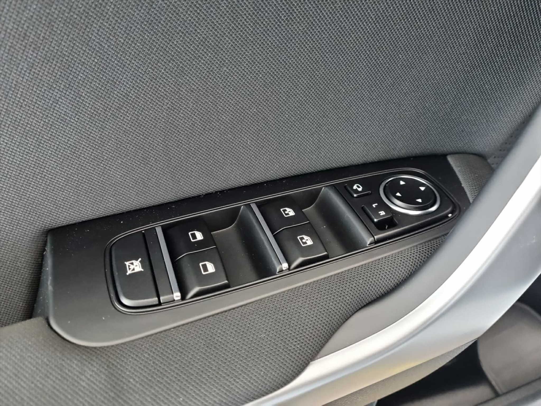 listing desktop thumbnail image 12