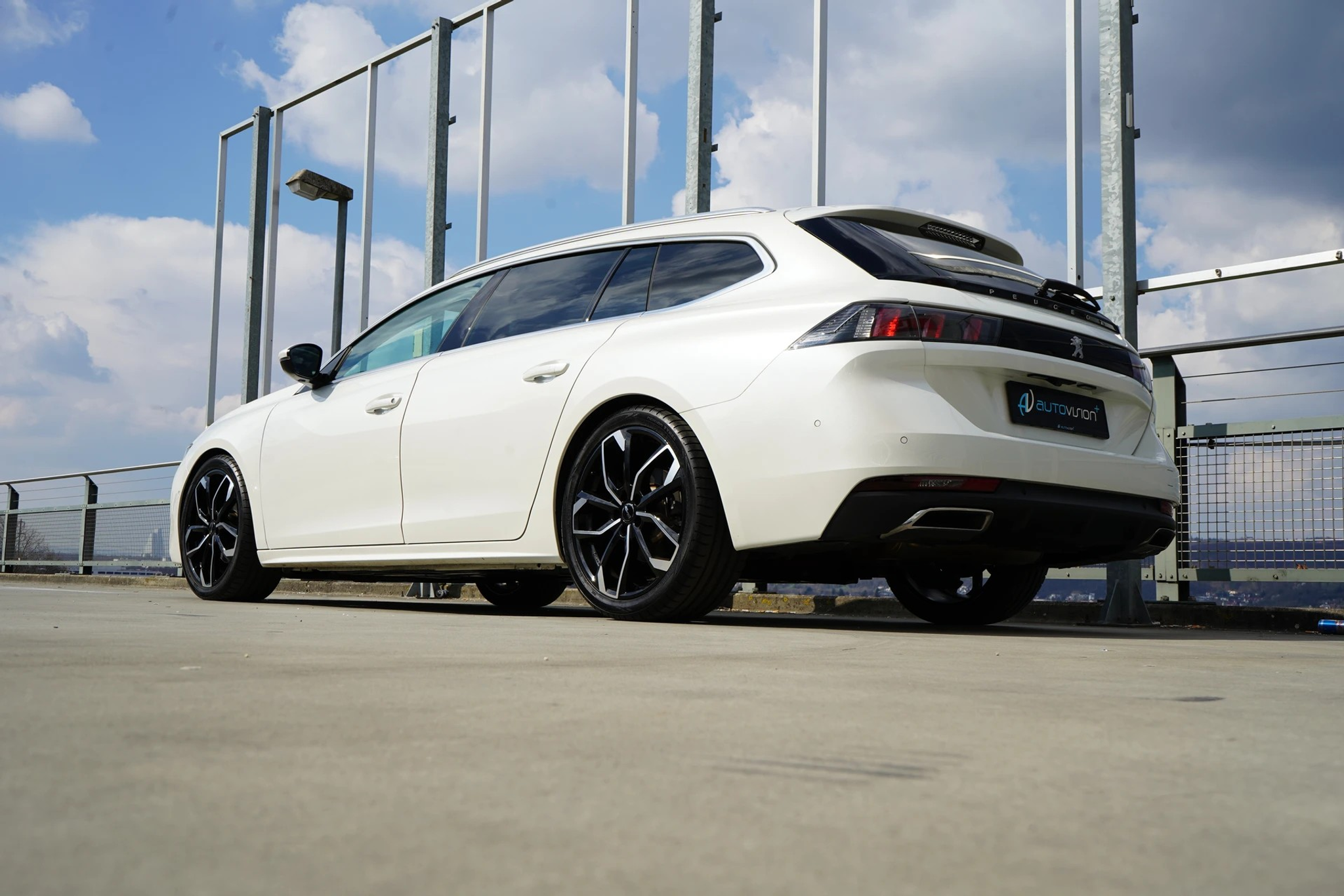 listing desktop thumbnail image 11