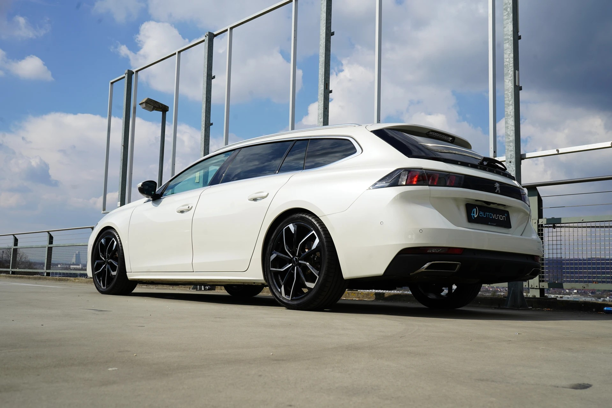 listing desktop thumbnail image 9