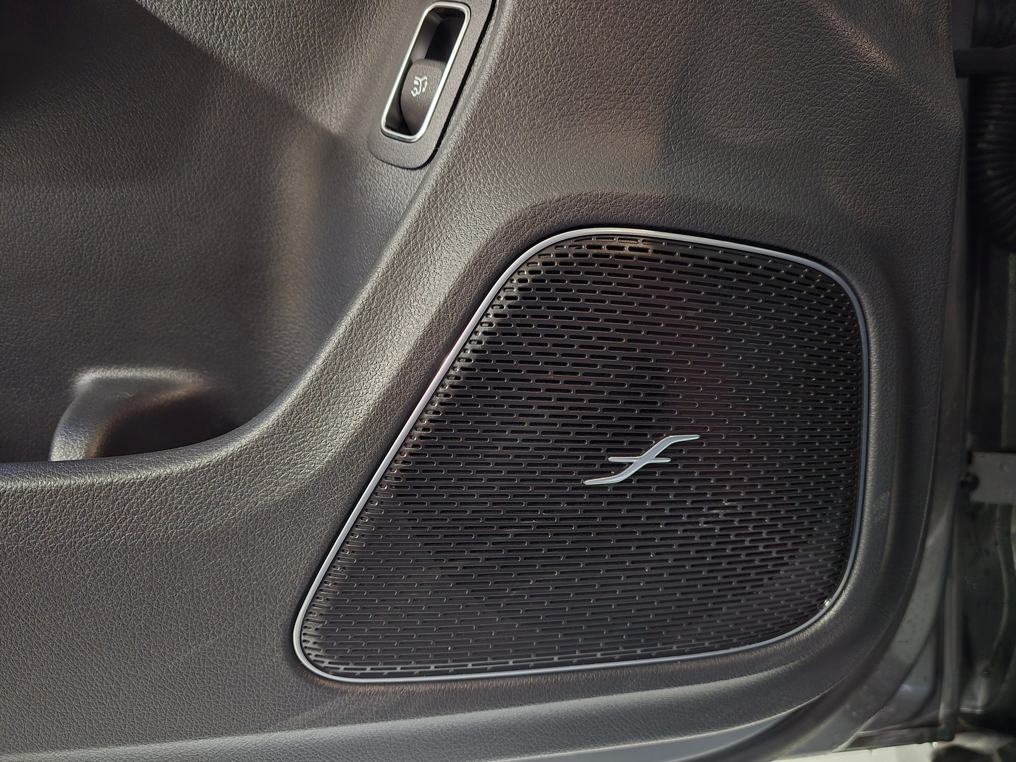 listing desktop thumbnail image 18