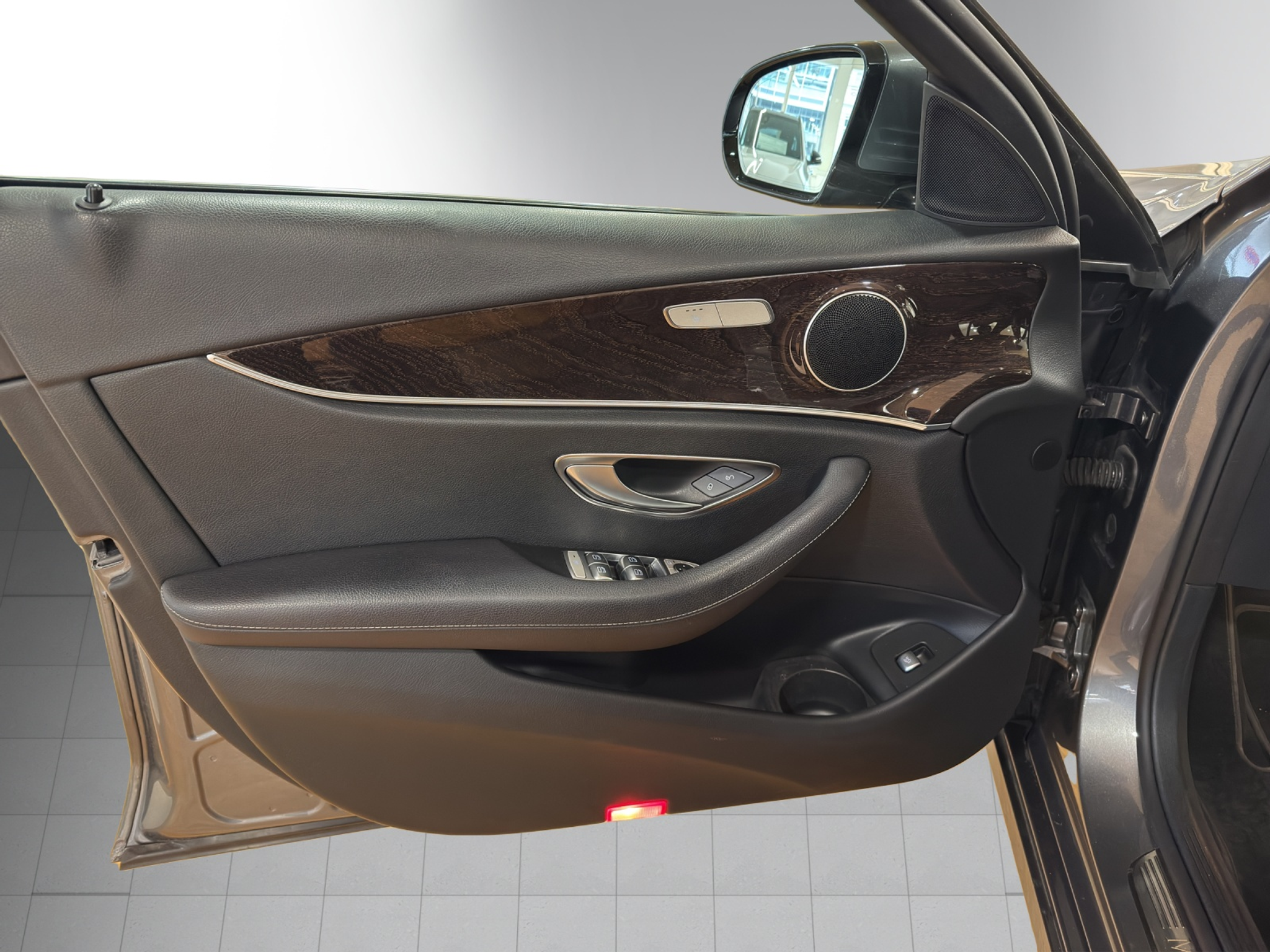 listing desktop thumbnail image 4