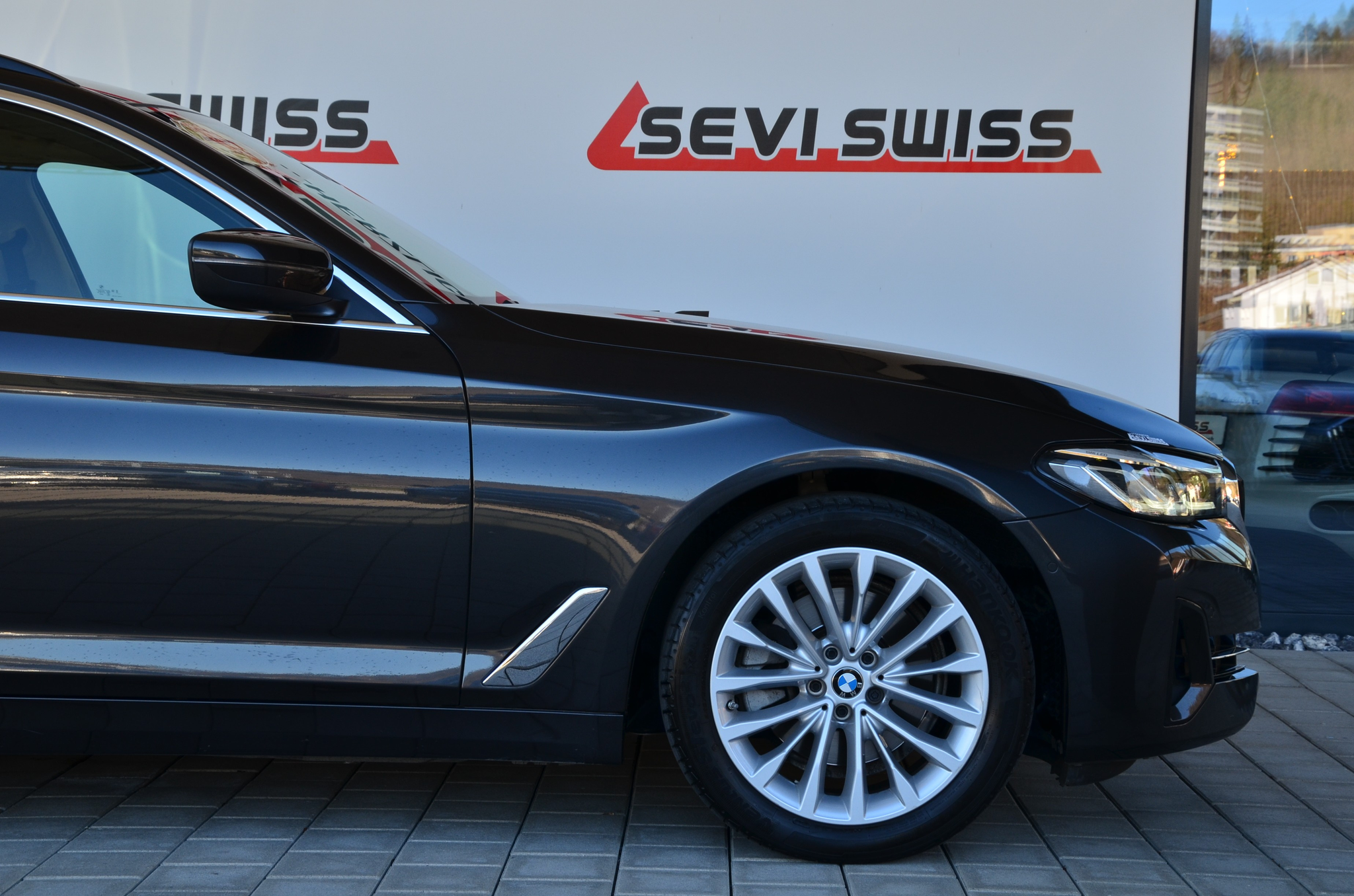 listing desktop thumbnail image 3