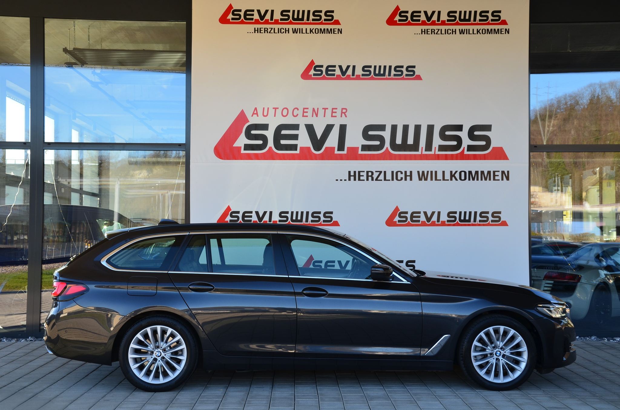 listing desktop thumbnail image 4