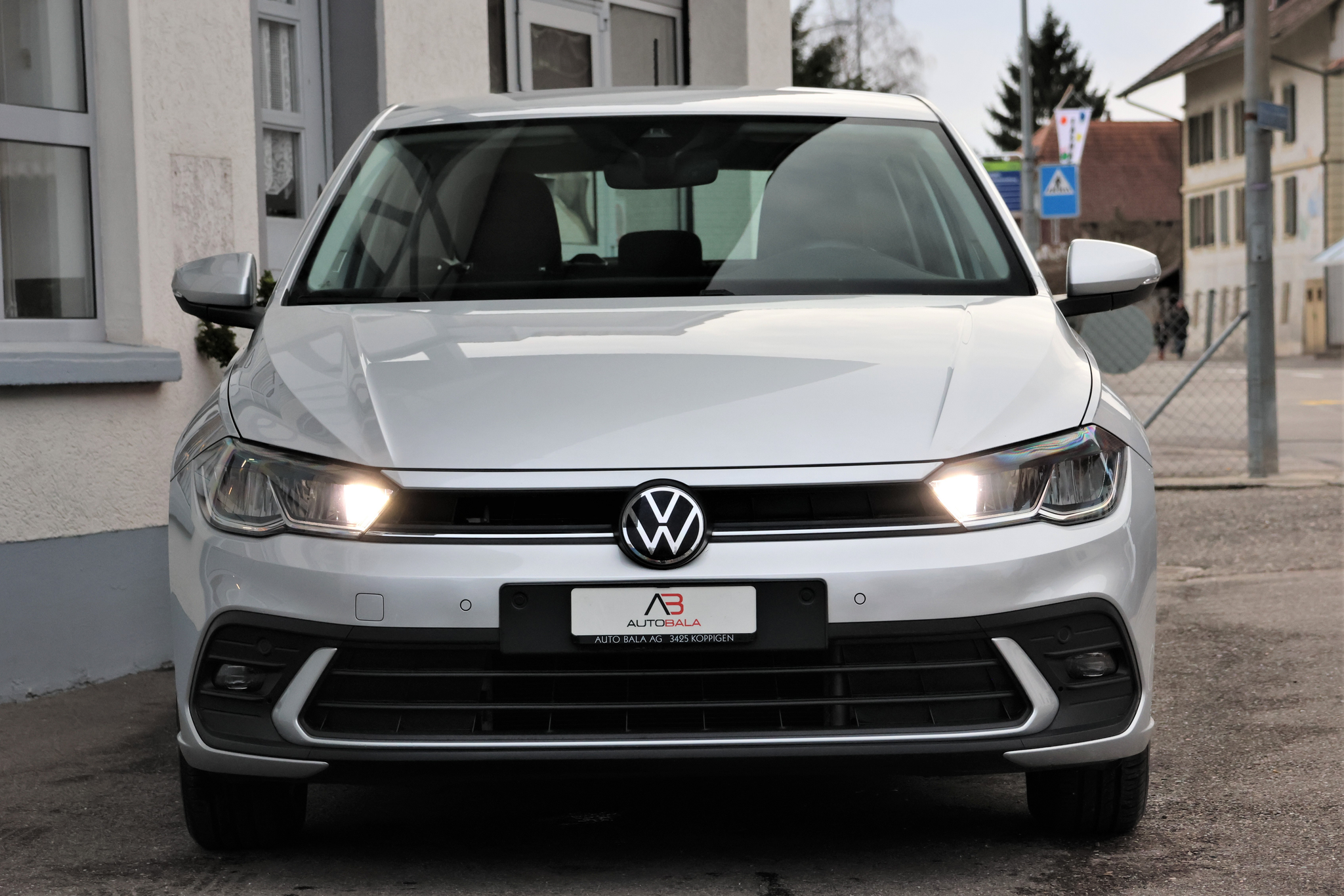 listing desktop thumbnail image 1