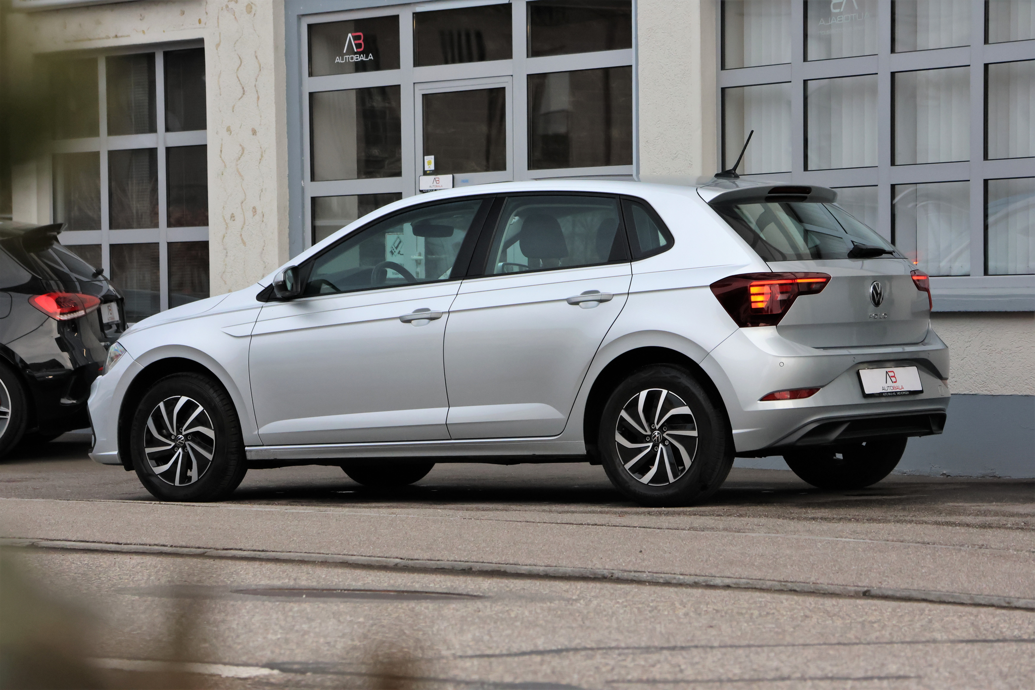 listing desktop thumbnail image 3