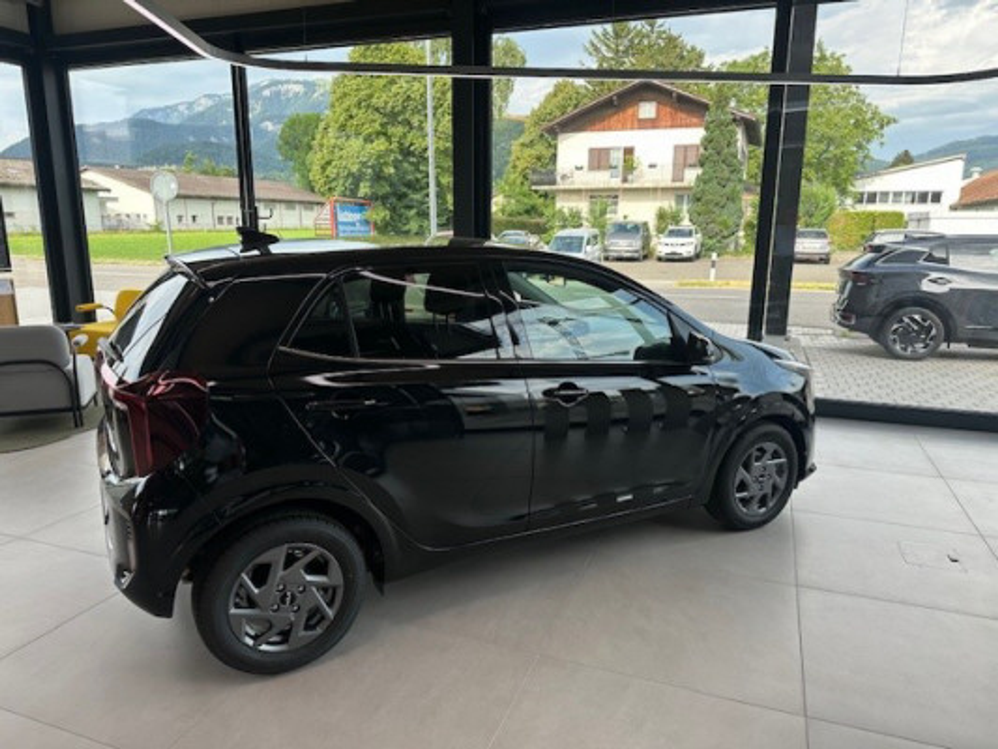 listing desktop thumbnail image 1