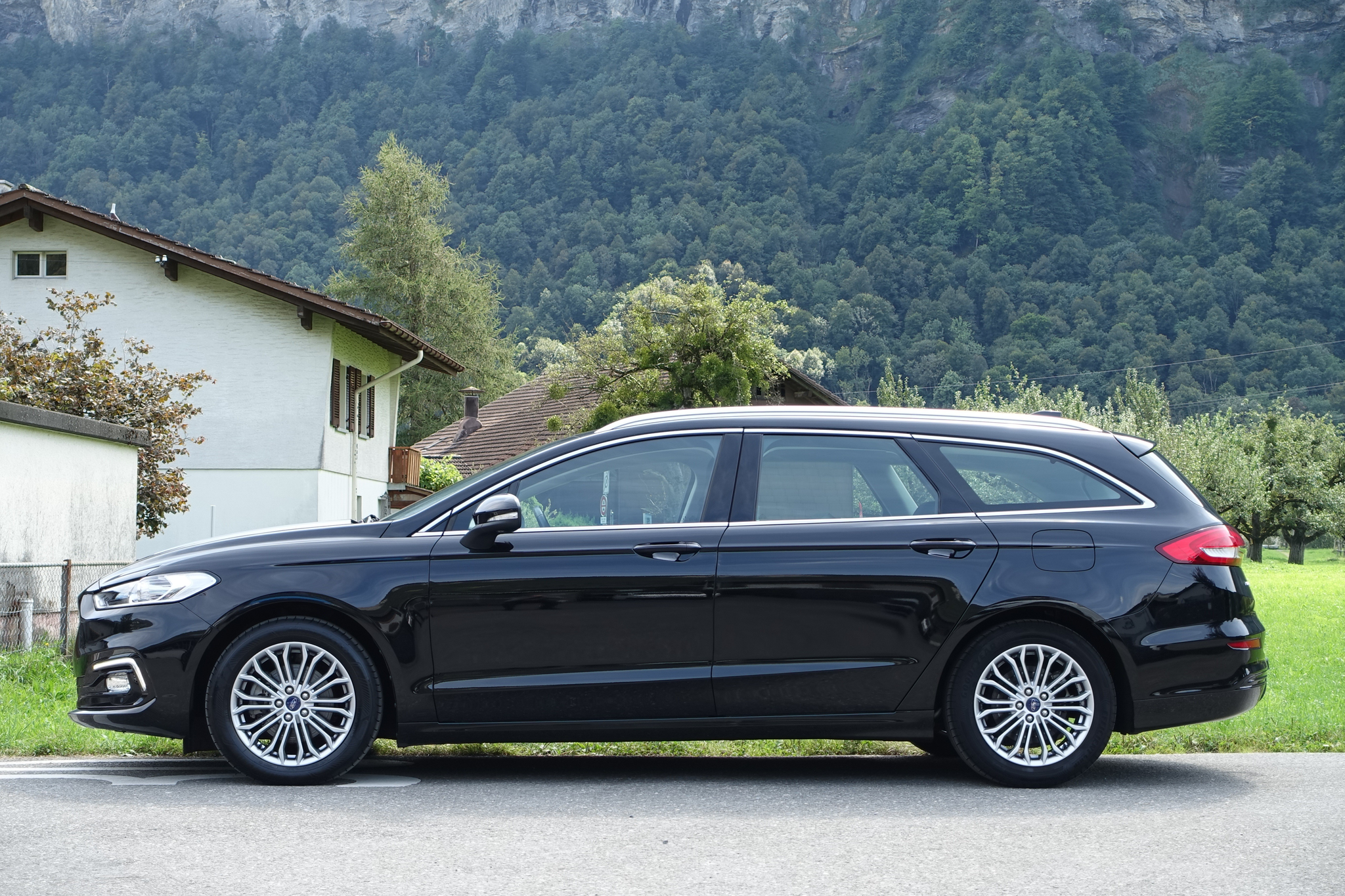 listing desktop thumbnail image 3