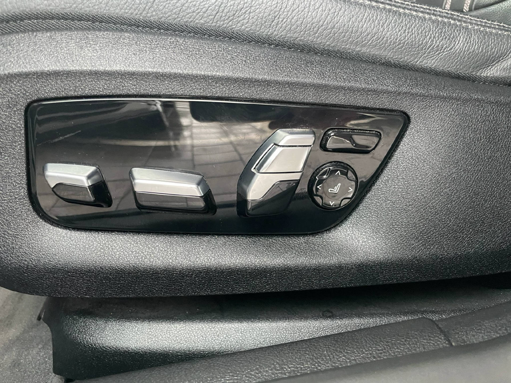 listing desktop thumbnail image 9