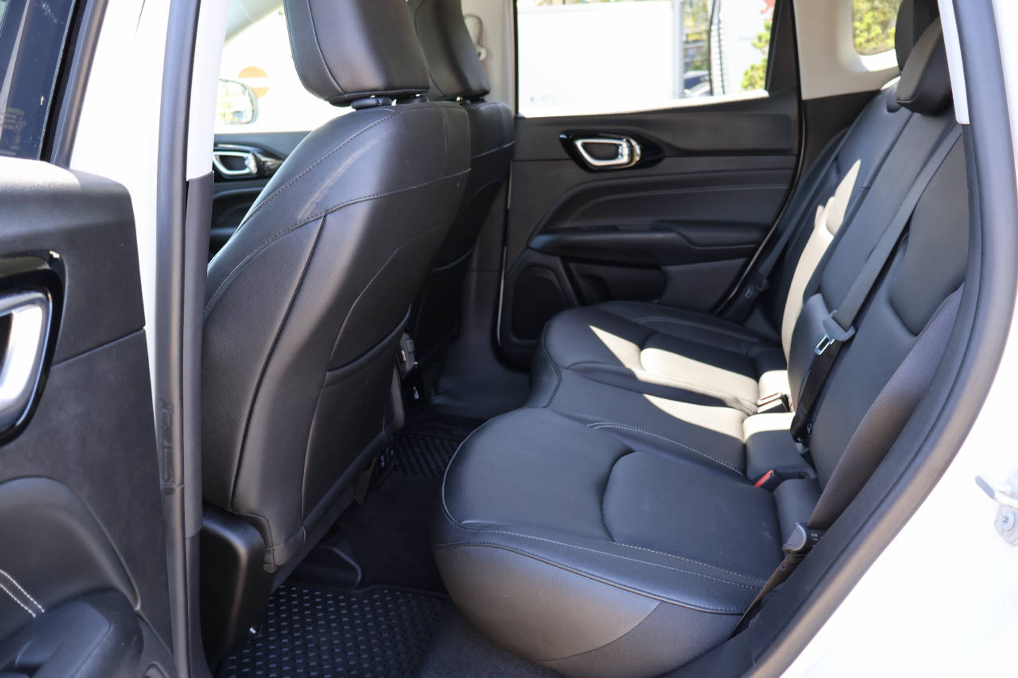 listing desktop thumbnail image 15