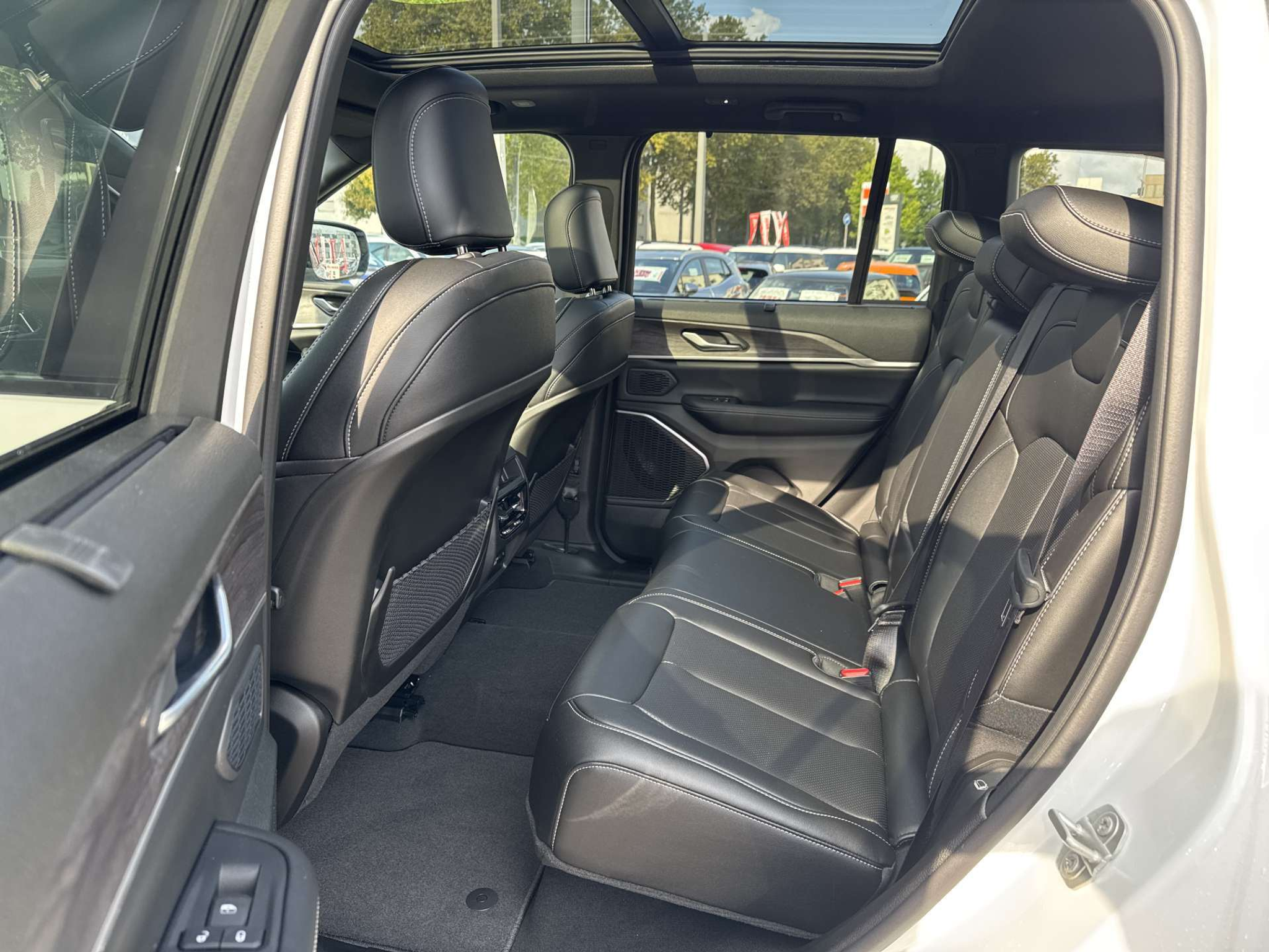 listing desktop thumbnail image 5