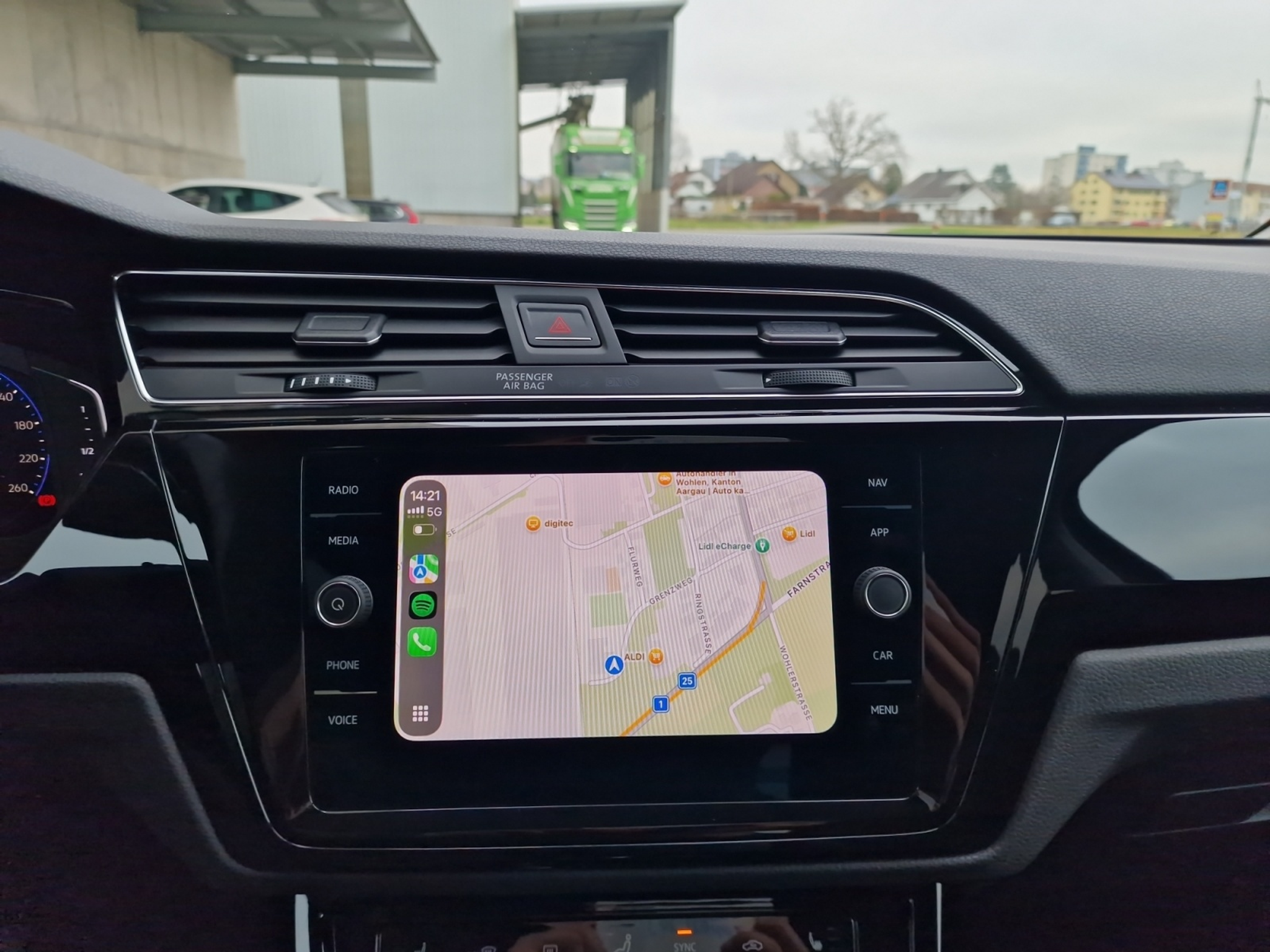 listing desktop thumbnail image 12