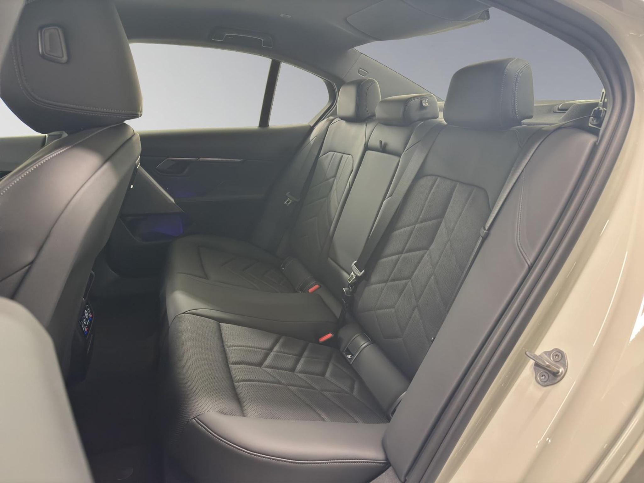 listing desktop thumbnail image 11