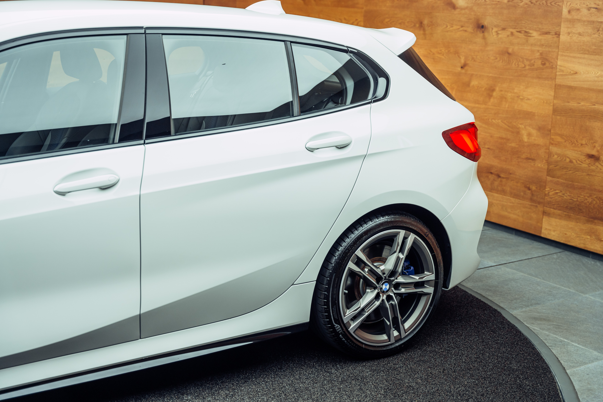 listing desktop thumbnail image 23