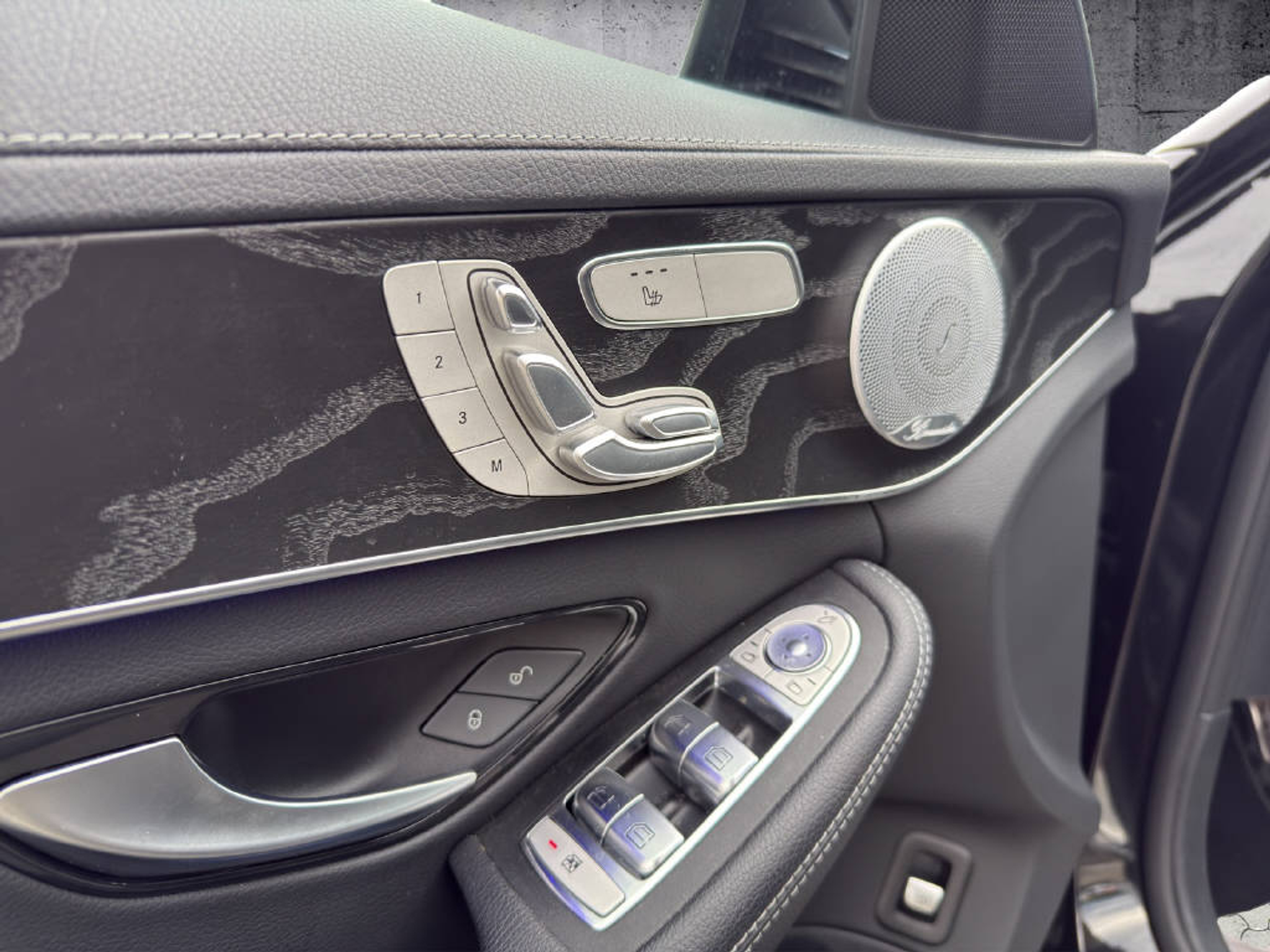 listing desktop thumbnail image 6