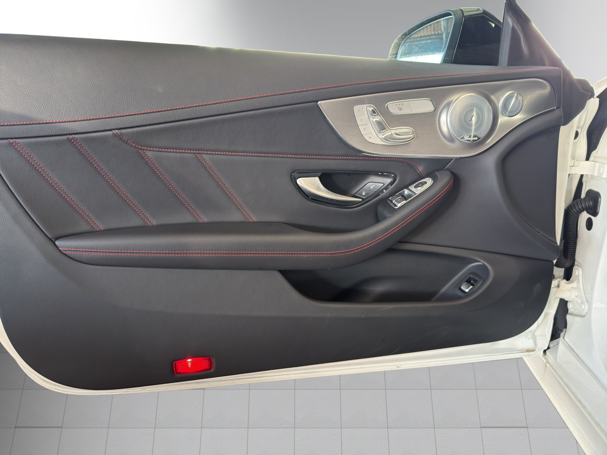 listing desktop thumbnail image 4