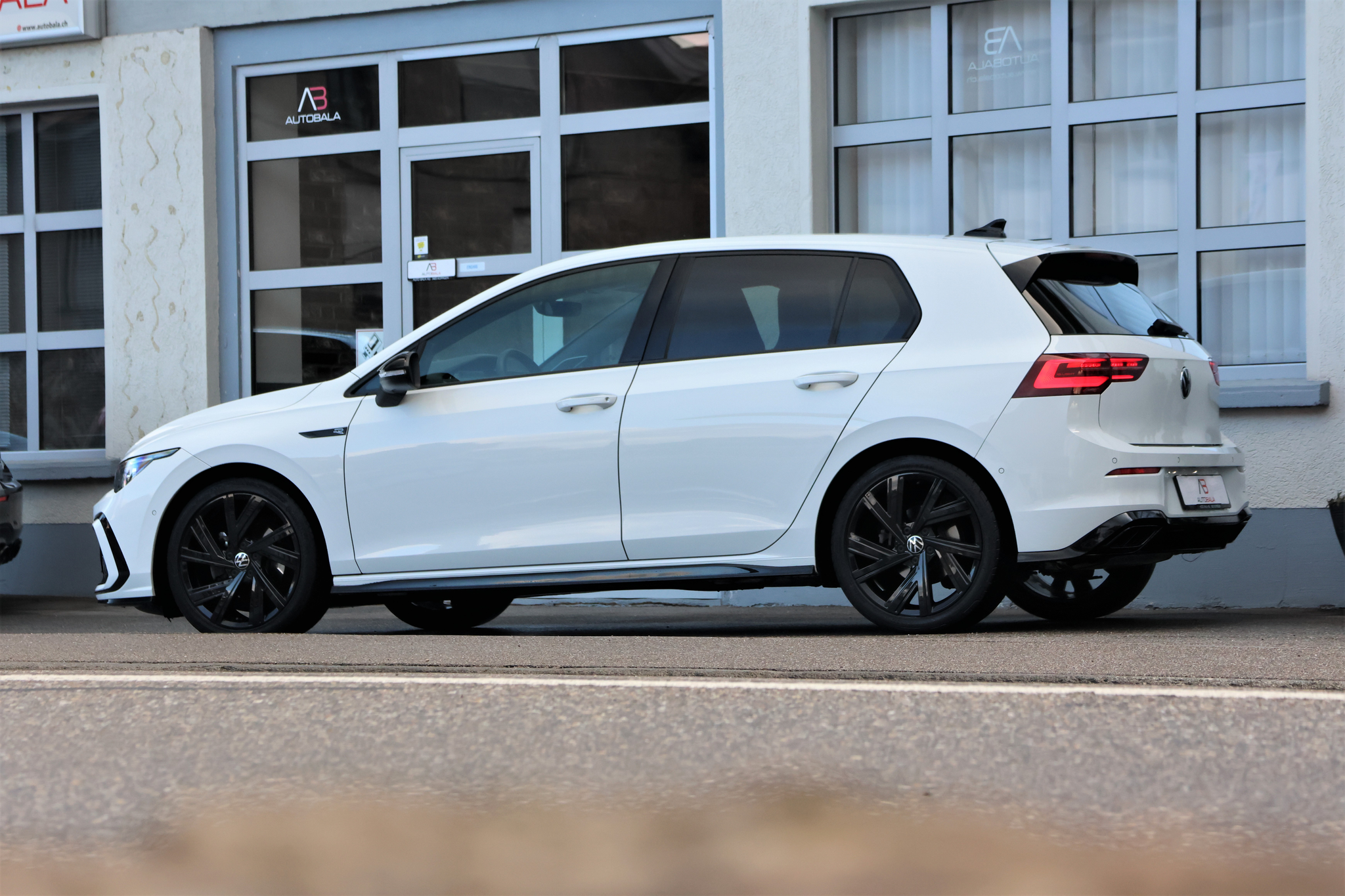 listing desktop thumbnail image 3