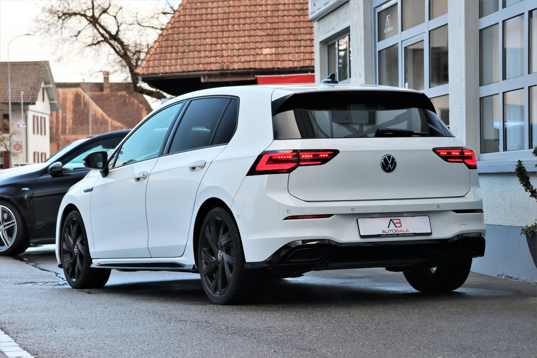 listing desktop thumbnail image 2