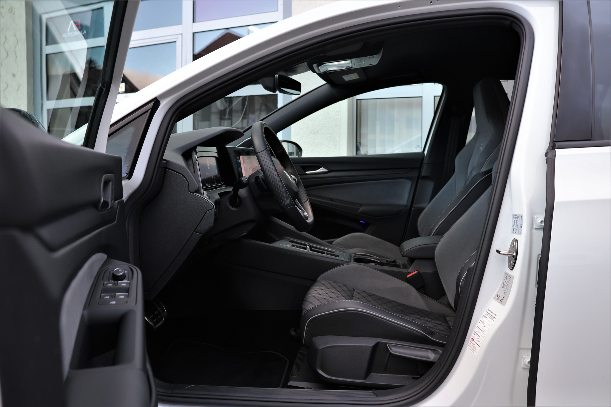 listing desktop thumbnail image 9