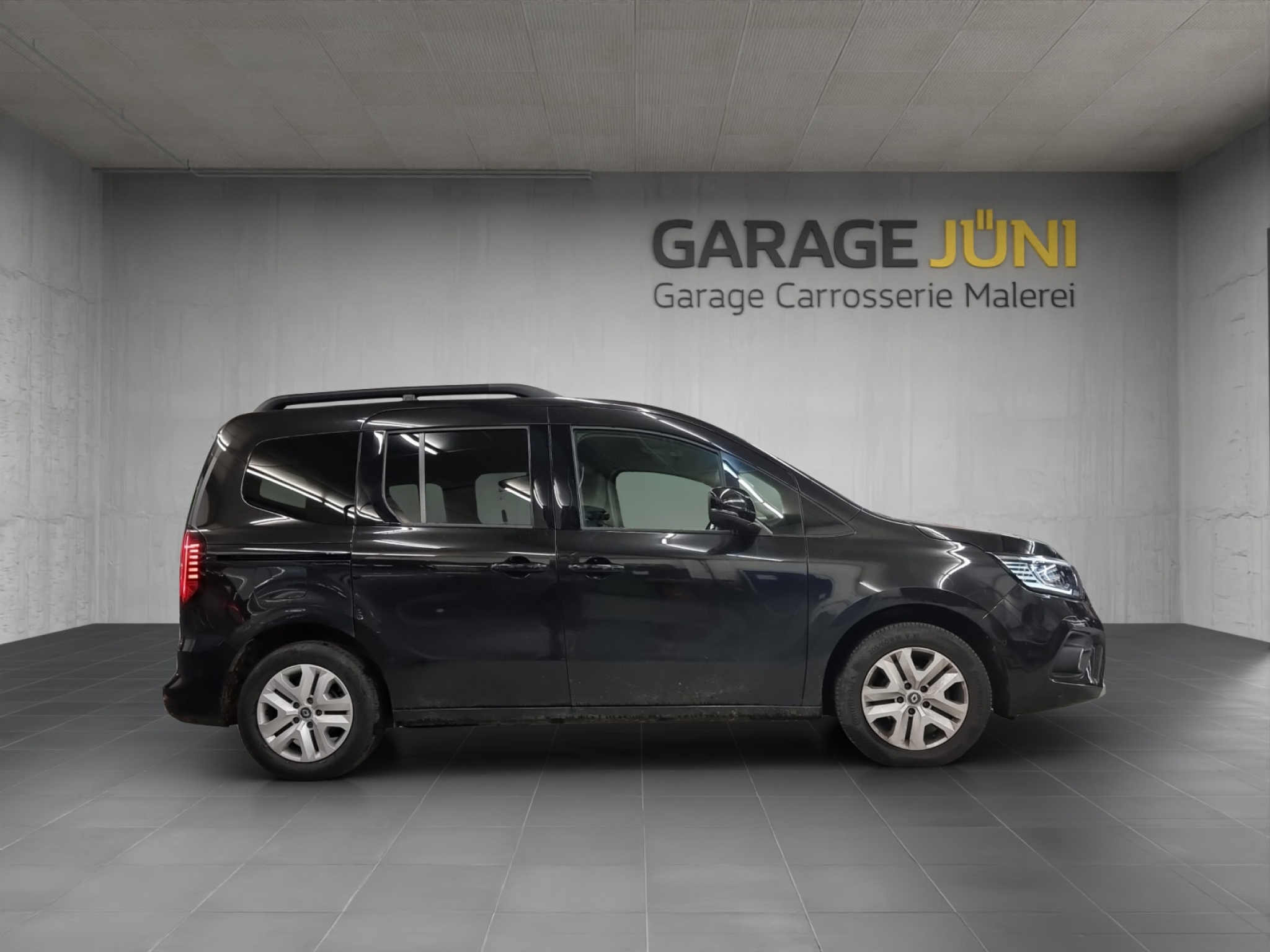 listing desktop thumbnail image 1