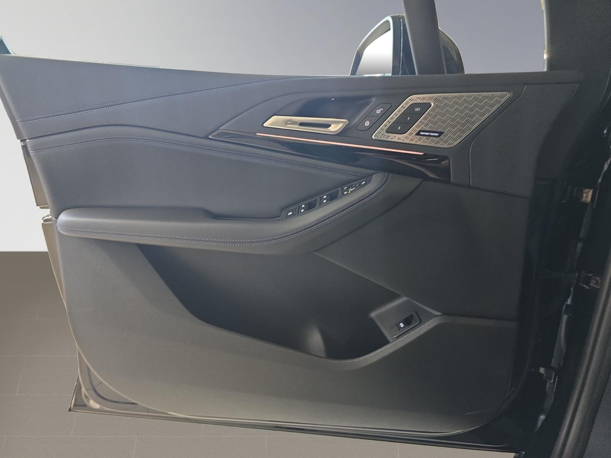 listing desktop thumbnail image 16