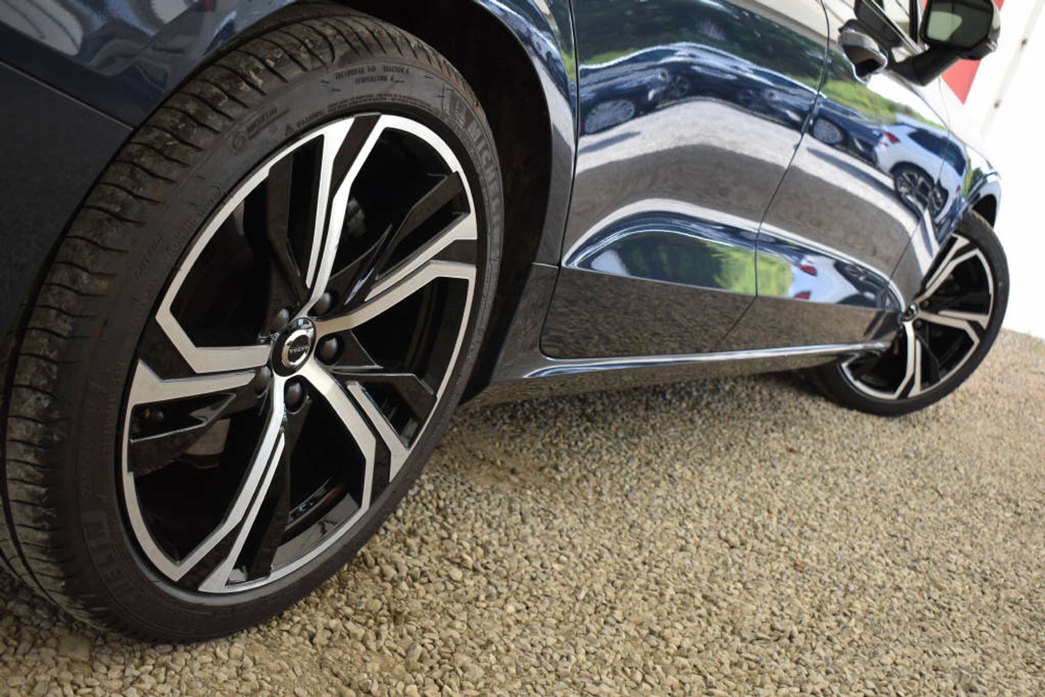 listing desktop thumbnail image 4