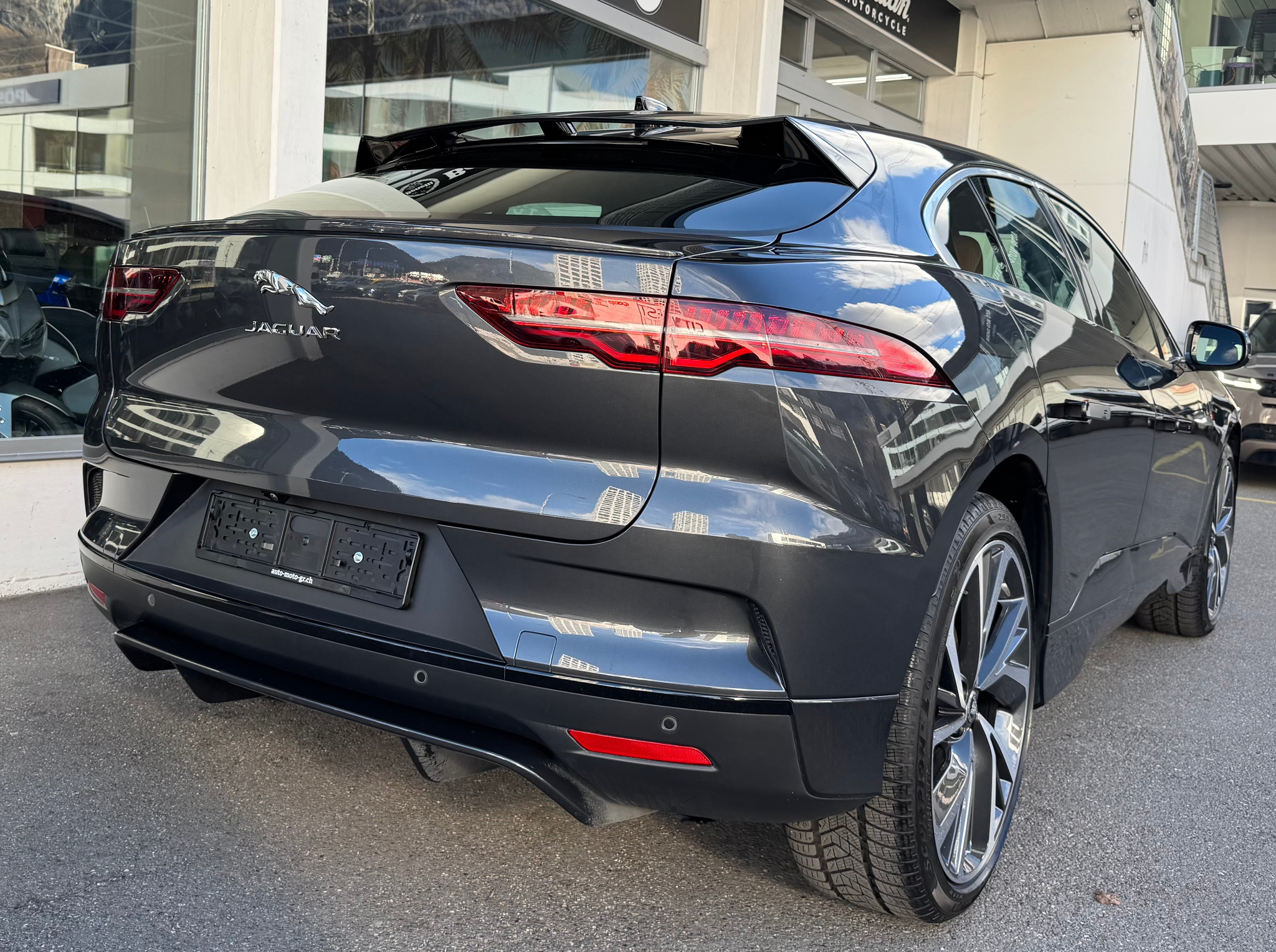 listing desktop thumbnail image 4