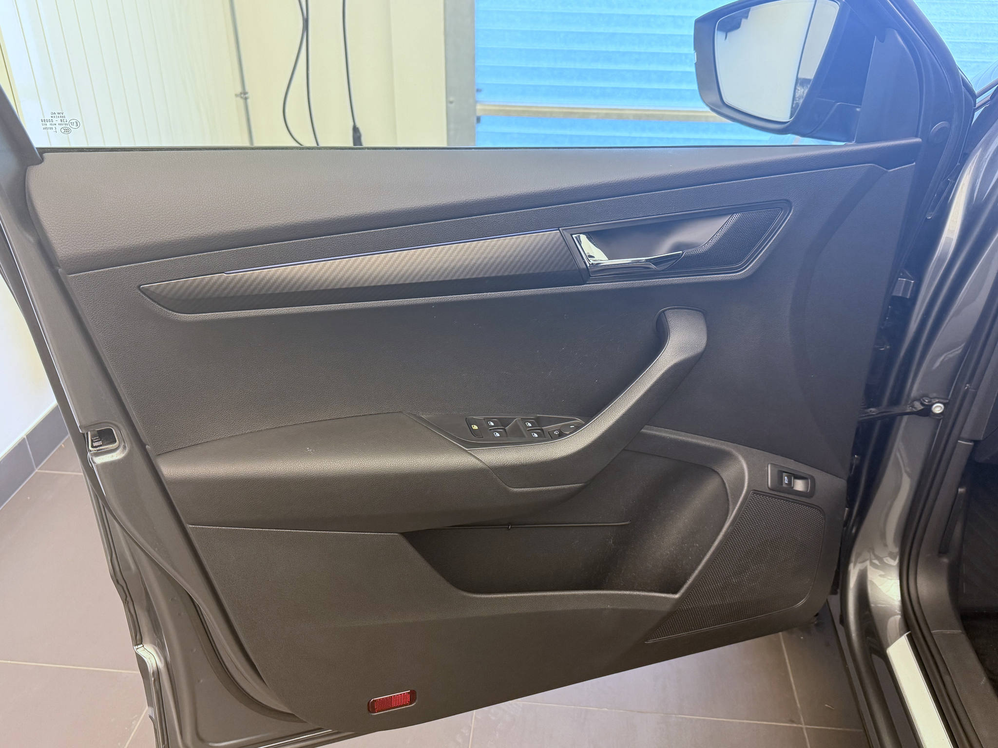 listing desktop thumbnail image 3