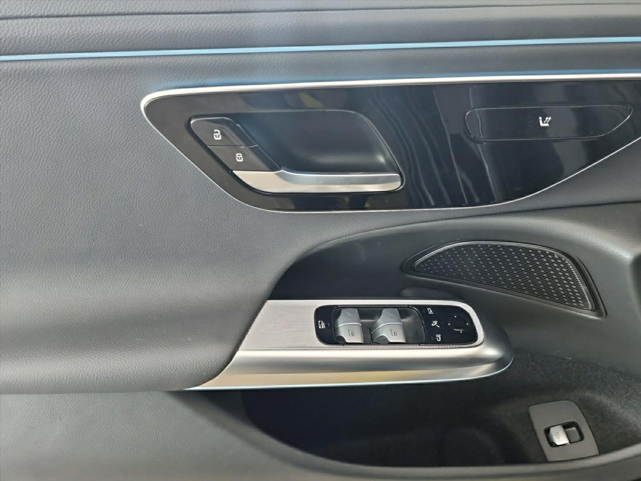 listing desktop thumbnail image 8