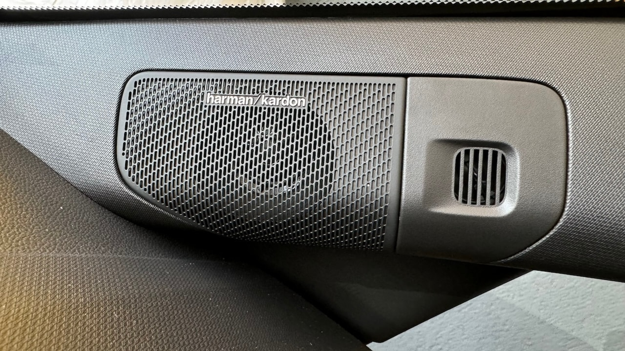 listing desktop thumbnail image 30