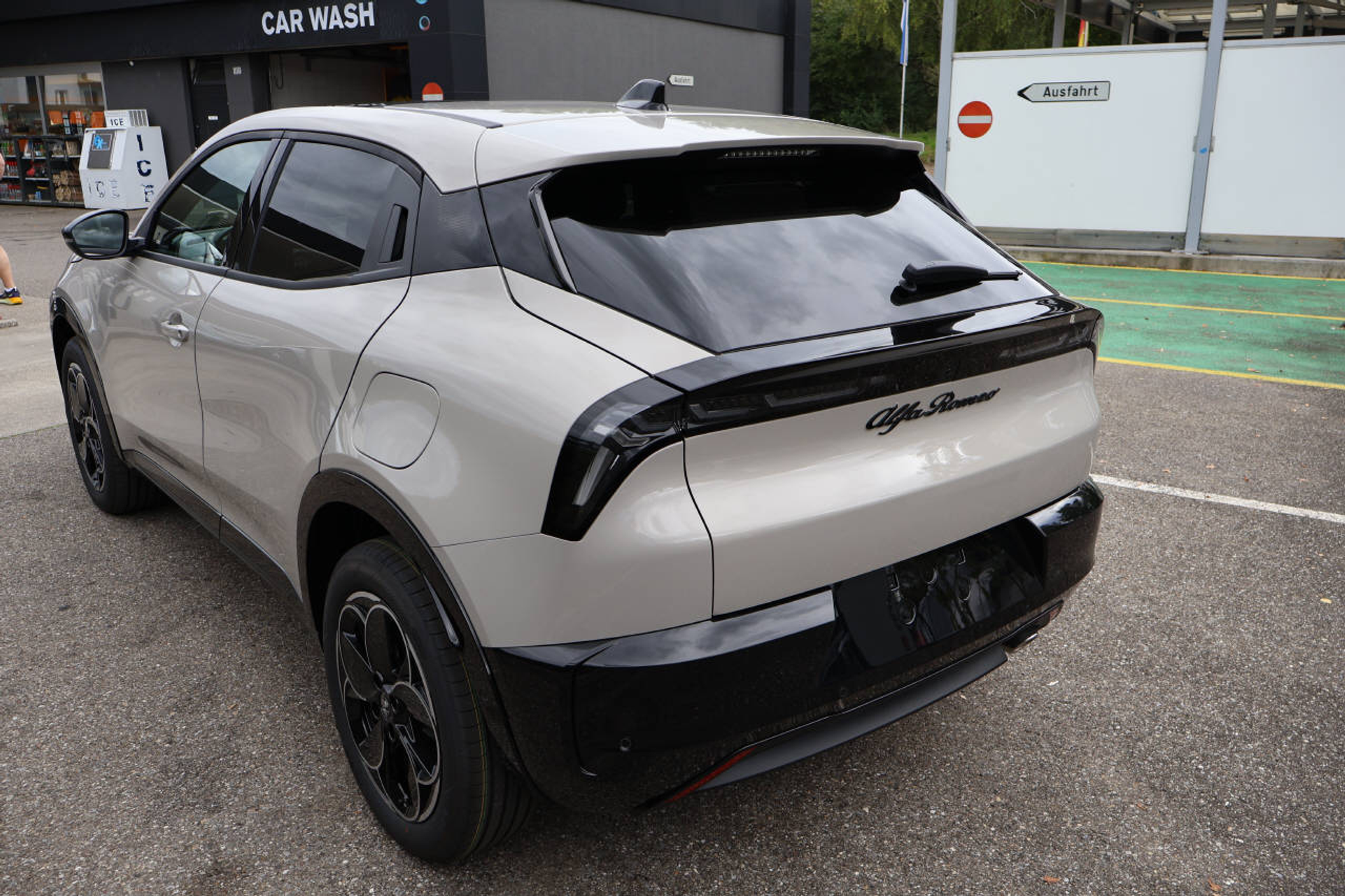 listing desktop thumbnail image 3