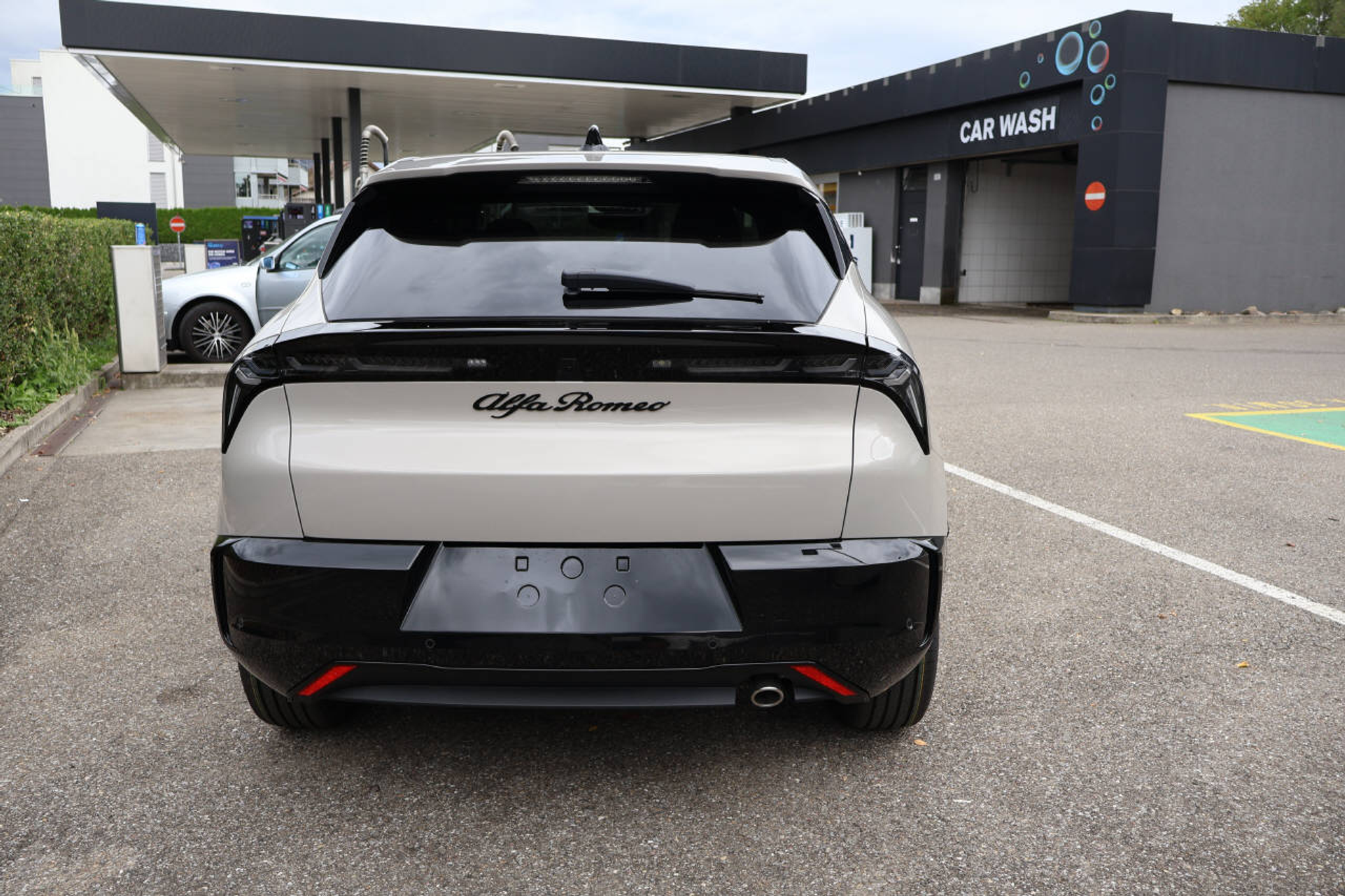 listing desktop thumbnail image 4