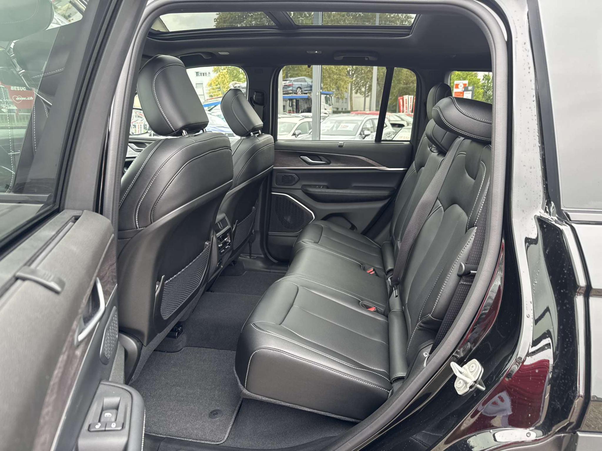 listing desktop thumbnail image 5