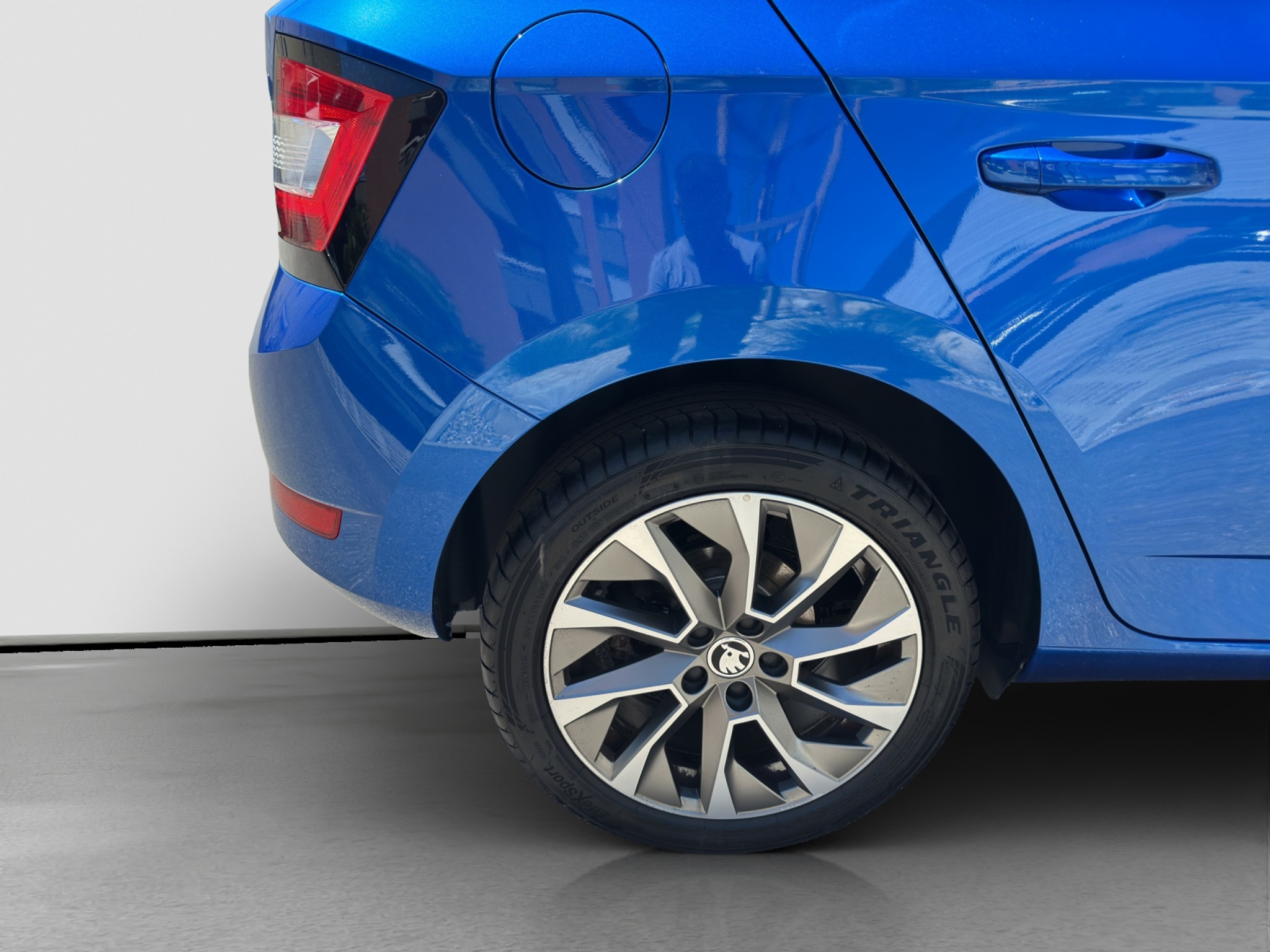 listing desktop thumbnail image 4