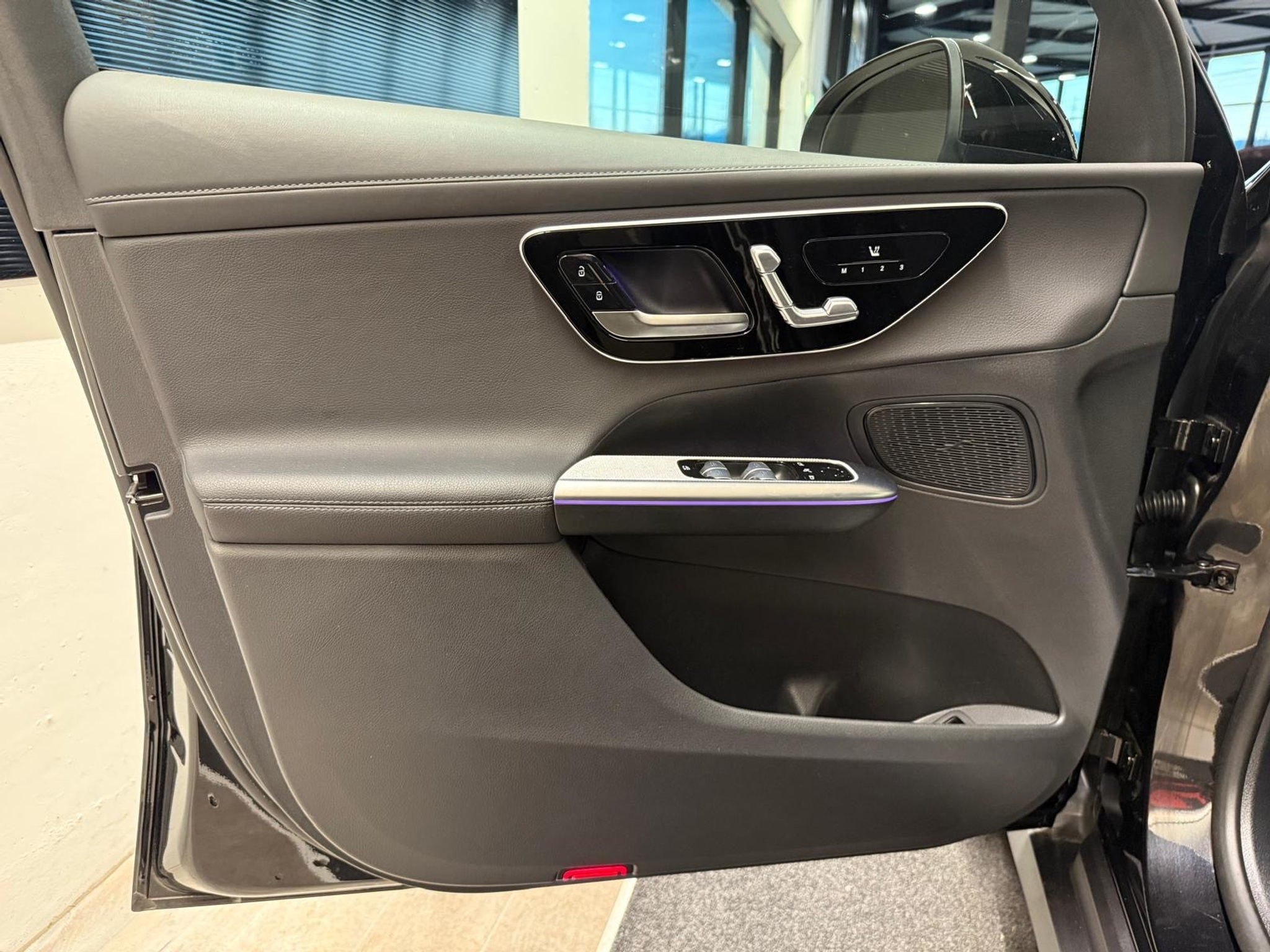 listing desktop thumbnail image 9